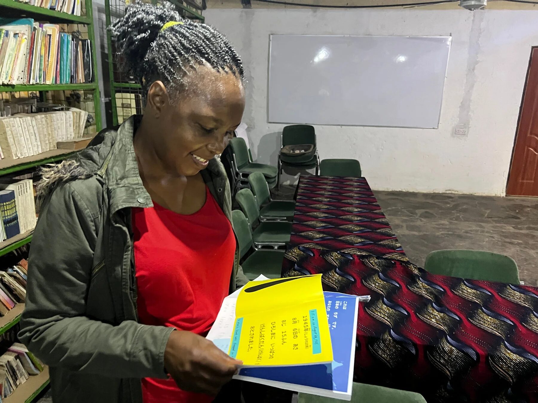 日本語の本を読む女性