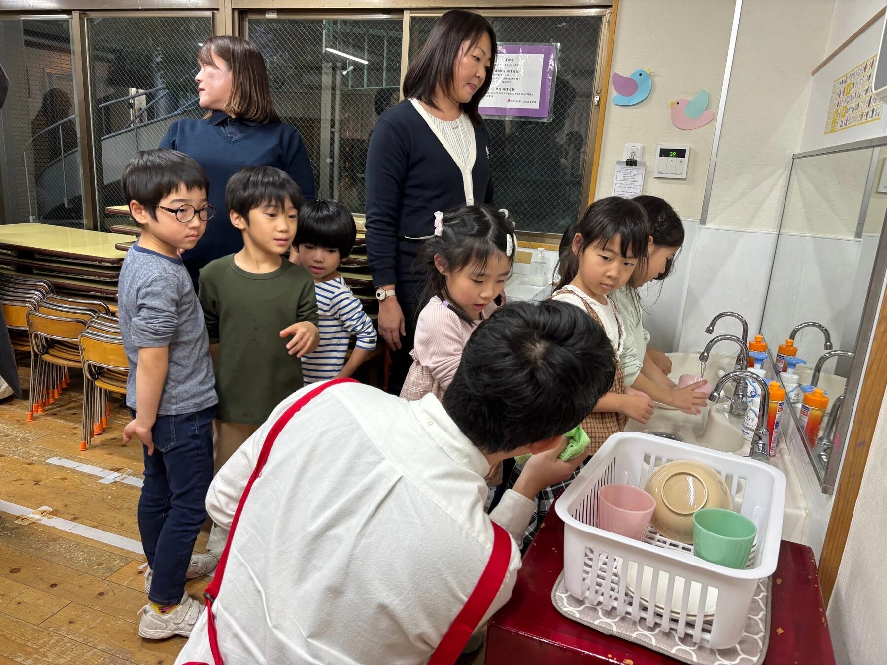 子供たちが食器洗い