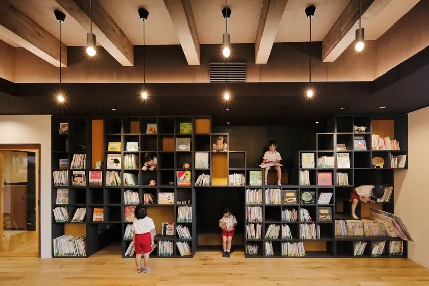 子供たちが本棚で遊ぶ図書館のような空間