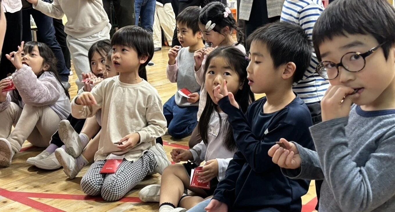 ありがとうのきゅうりょう袋を受け取る子供たち