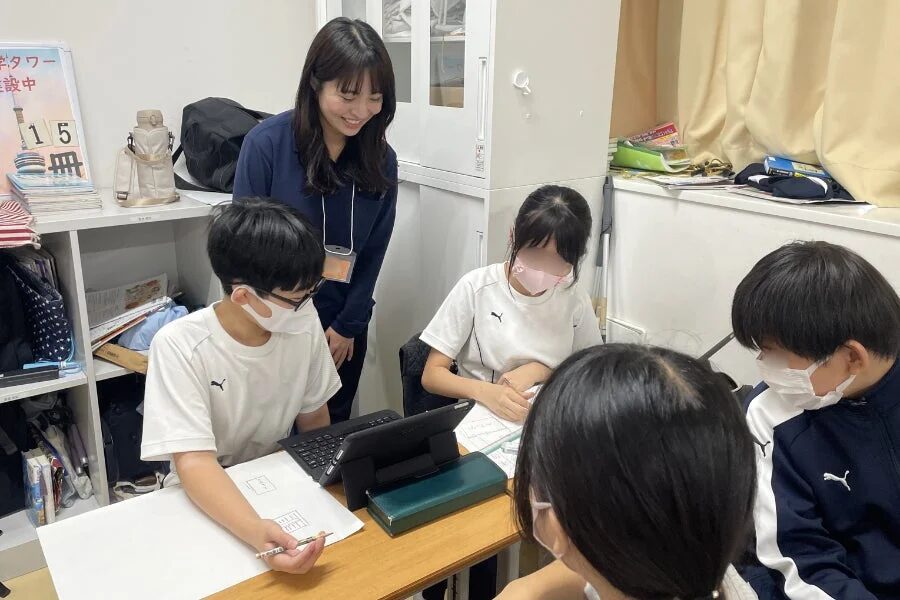 熱心に学ぶ子どもたちの様子