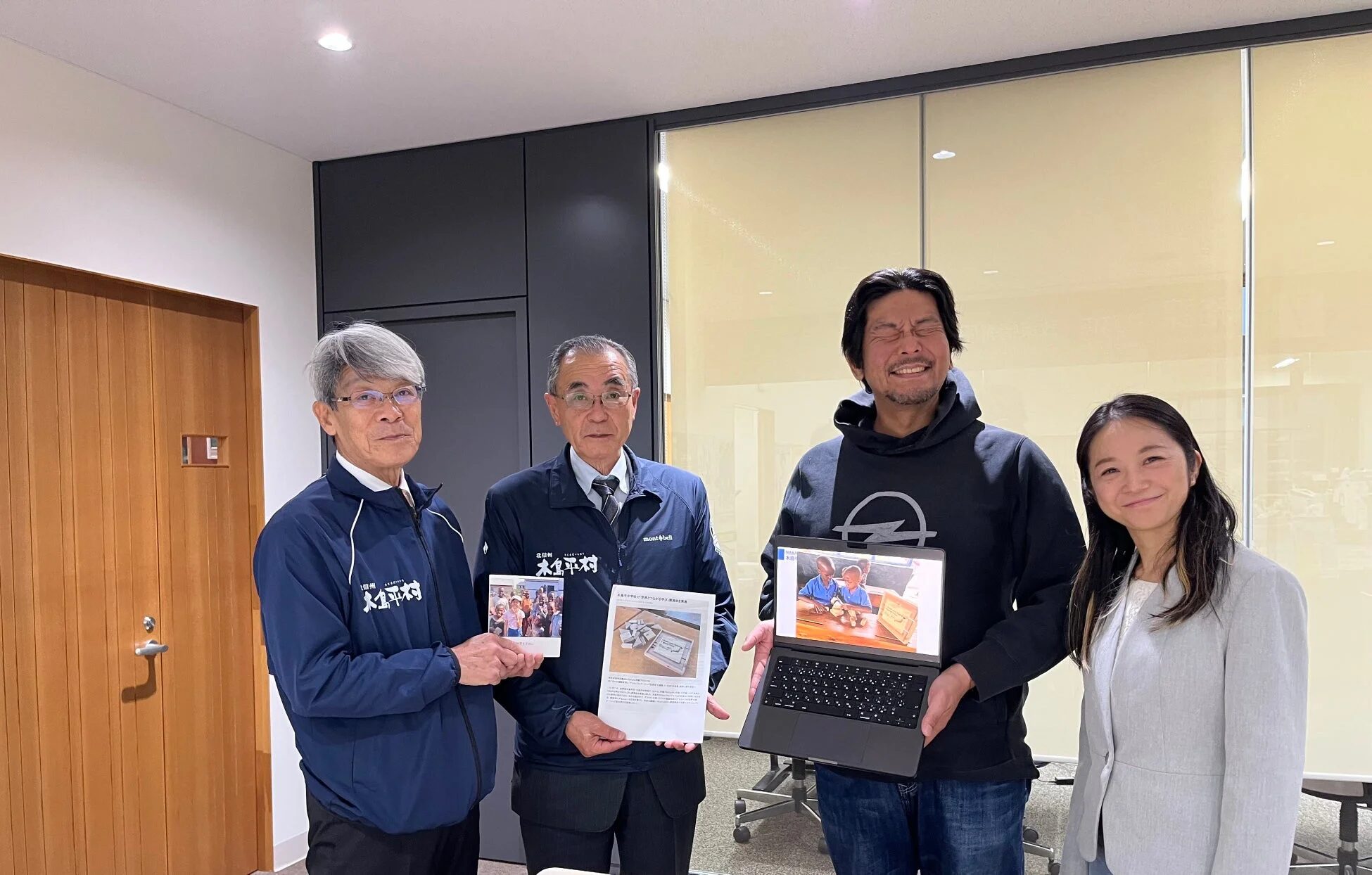 村長・教育長への報告の様子