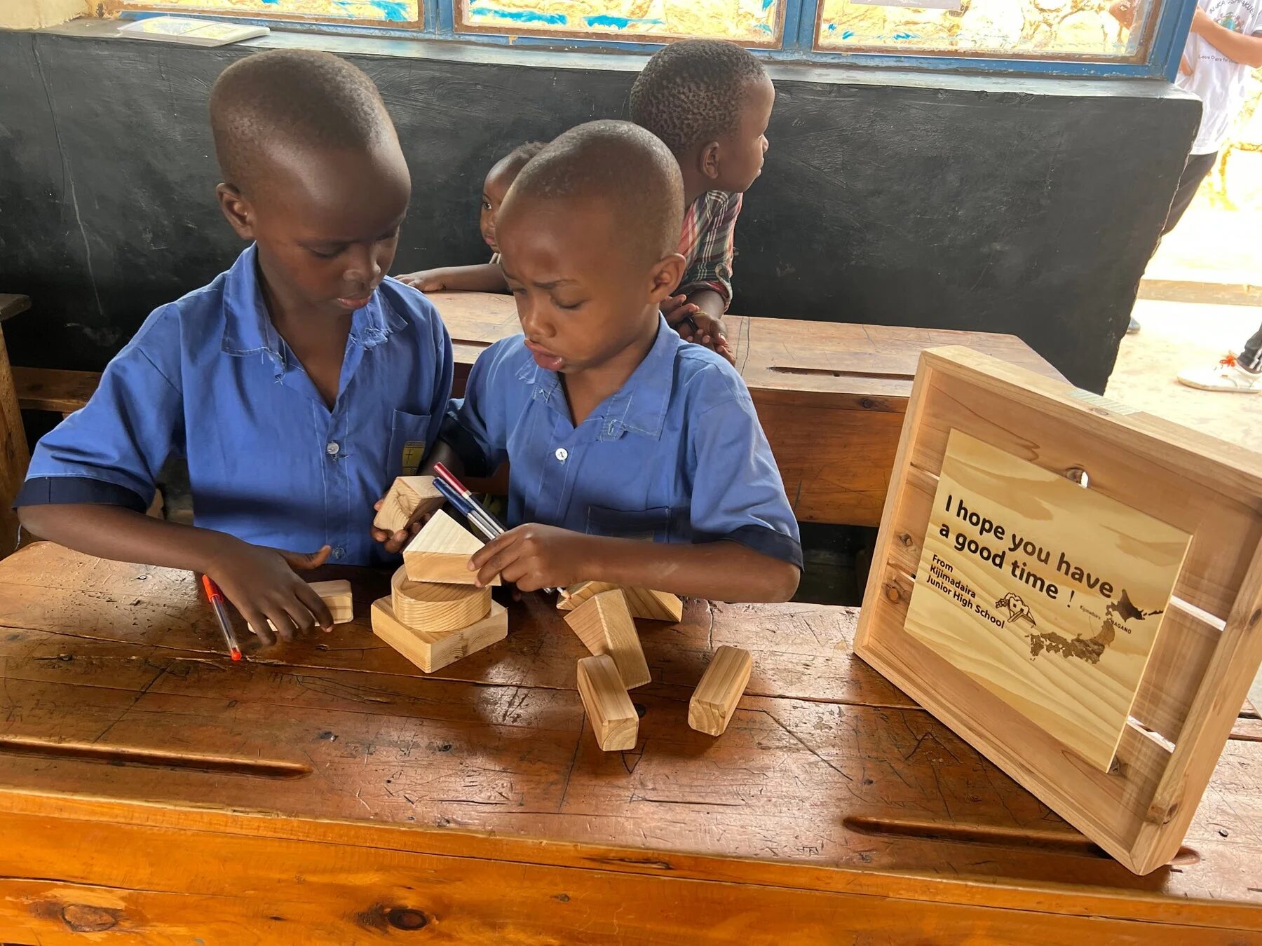 木製のおもちゃで遊ぶ中学生