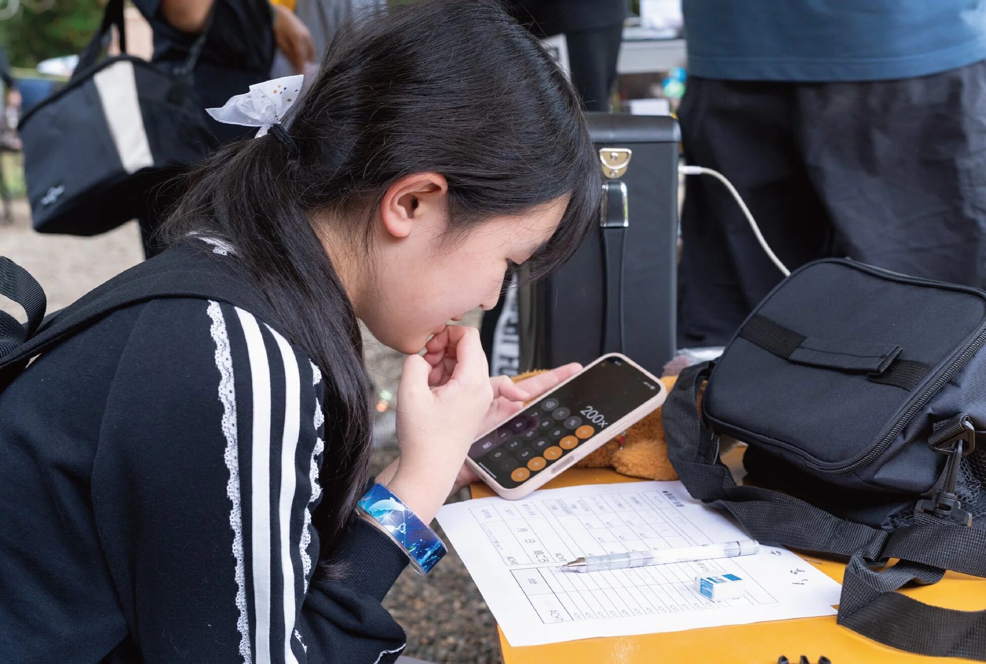 電卓を使う女の子