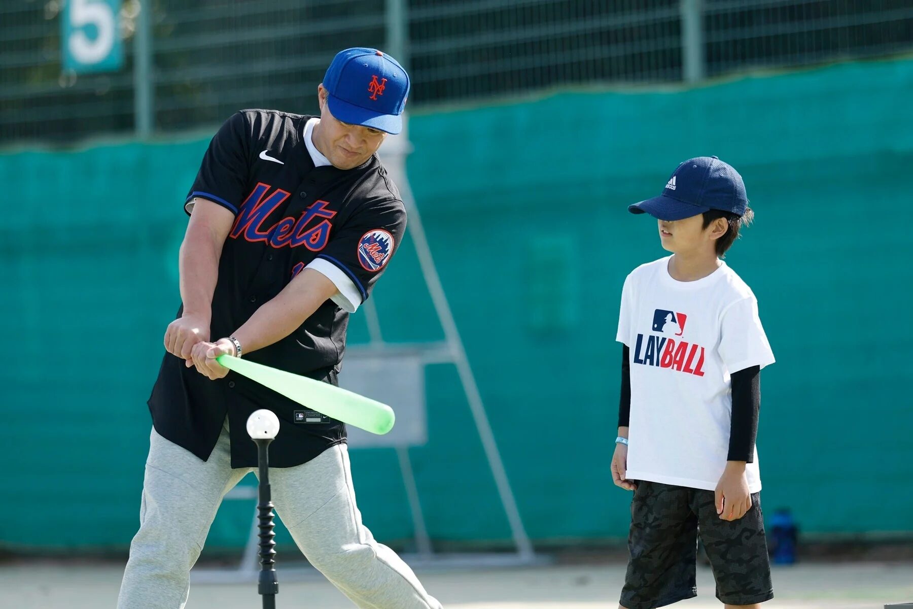PLAY BALLイベントでのティーボール指導