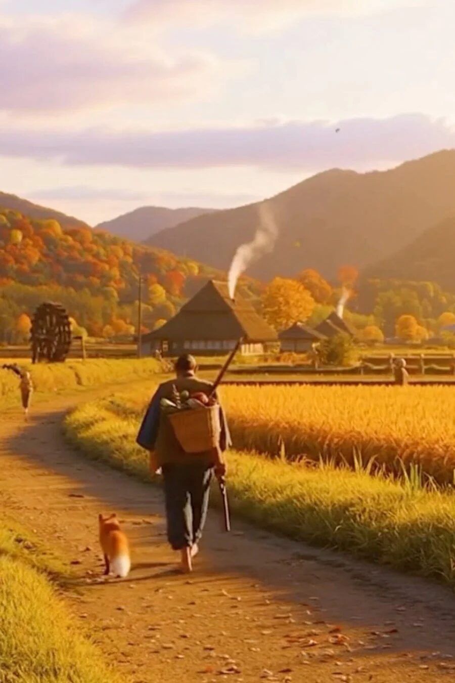 夕暮れ時、黄金色の田んぼが広がる日本の里山風景。背中に荷を背負った人物が狐を連れて土の道を歩き、遠くには茅葺屋根の家々や紅葉した山々が見える。煙がたなびき、静かでノスタルジックな秋の情景が描かれている。
