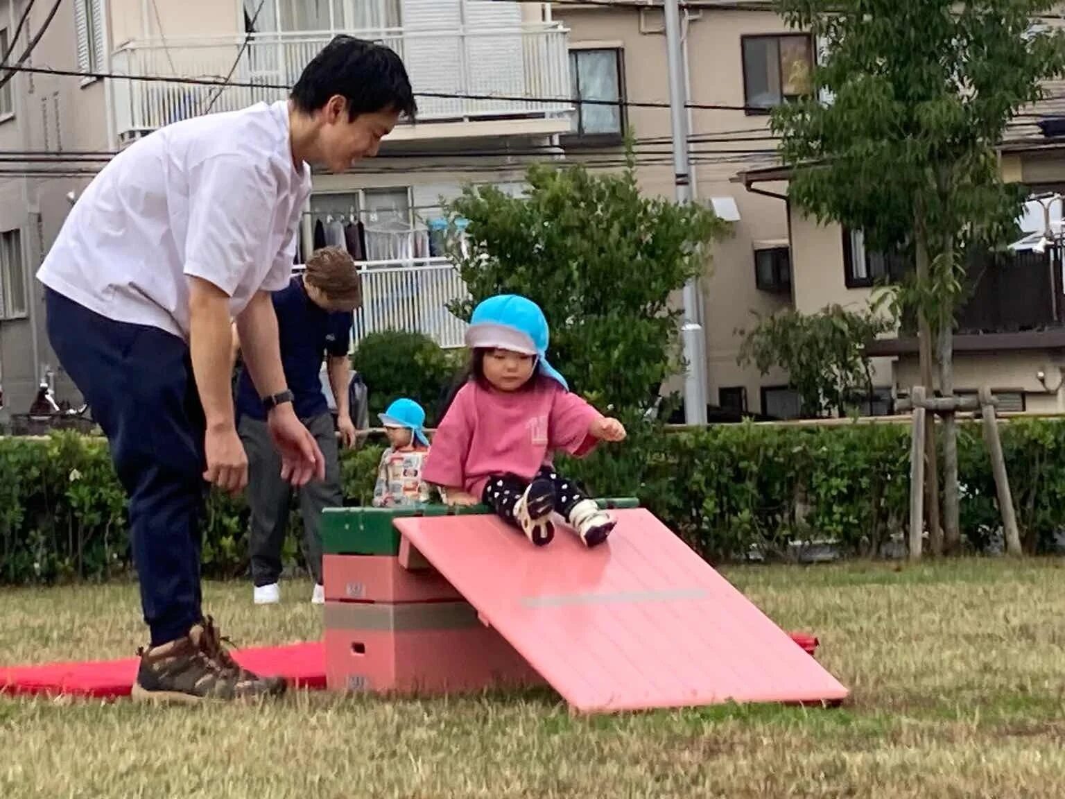 屋外の遊具で遊ぶ子ども