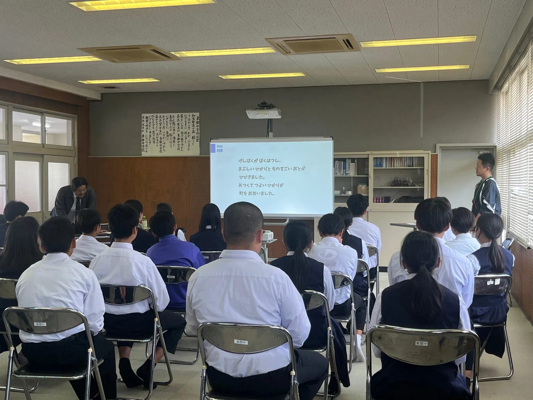 絵本制作に参加する生徒たち