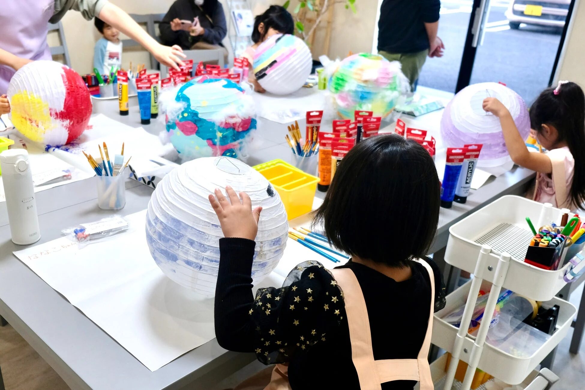 子供たちが提灯に絵を描く様子