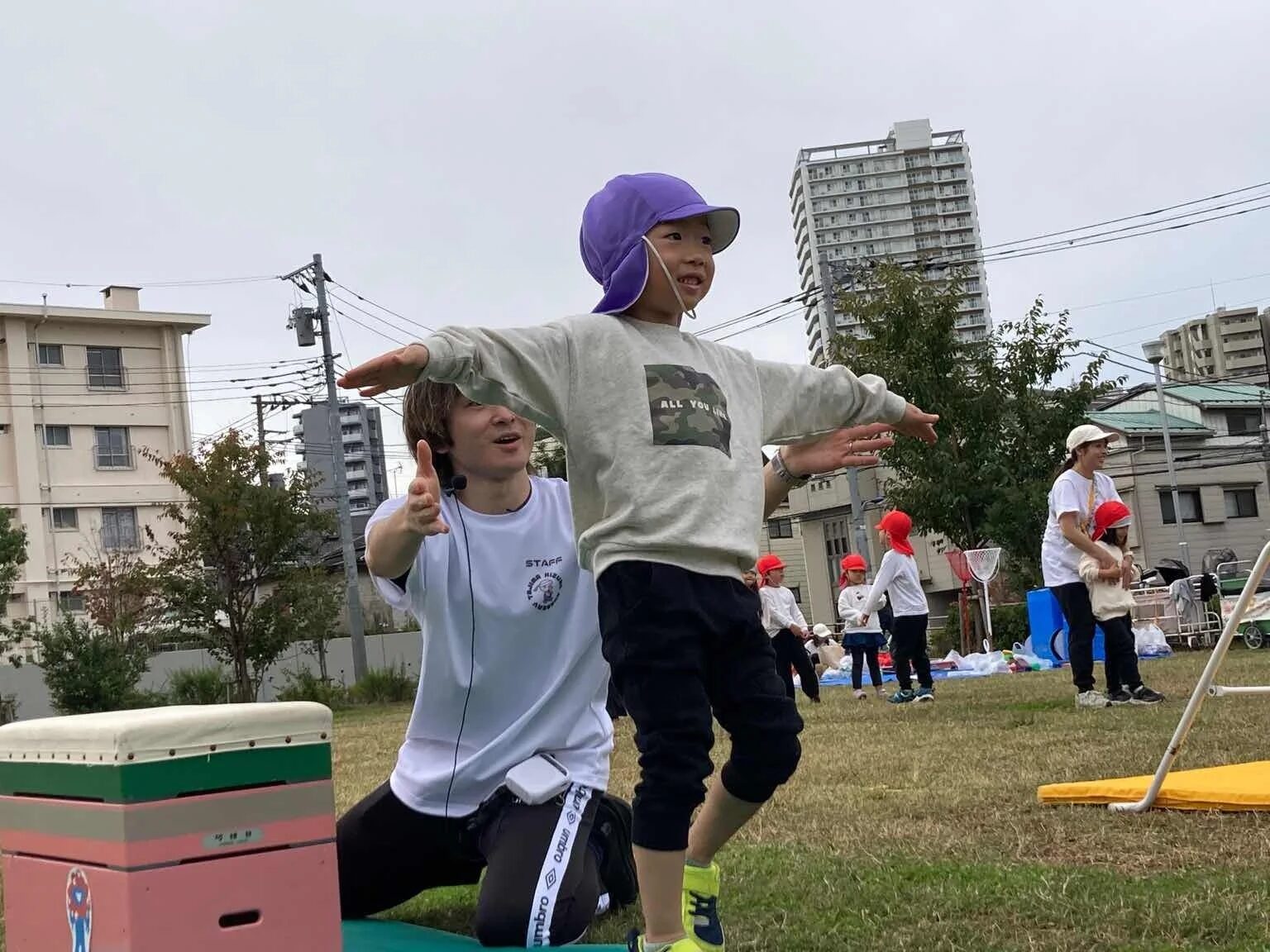 屋外で平均台に挑戦する子どもたち