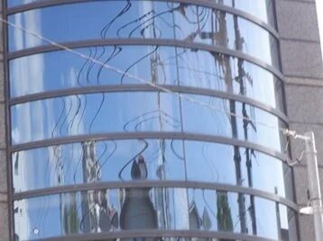 曲線的なガラス張りの現代的な建物の外観