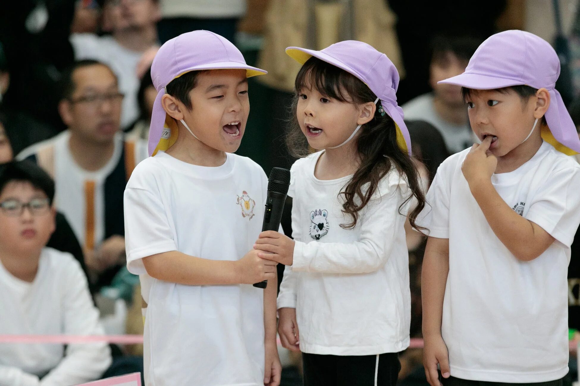 マイクを使って発表する子どもたち