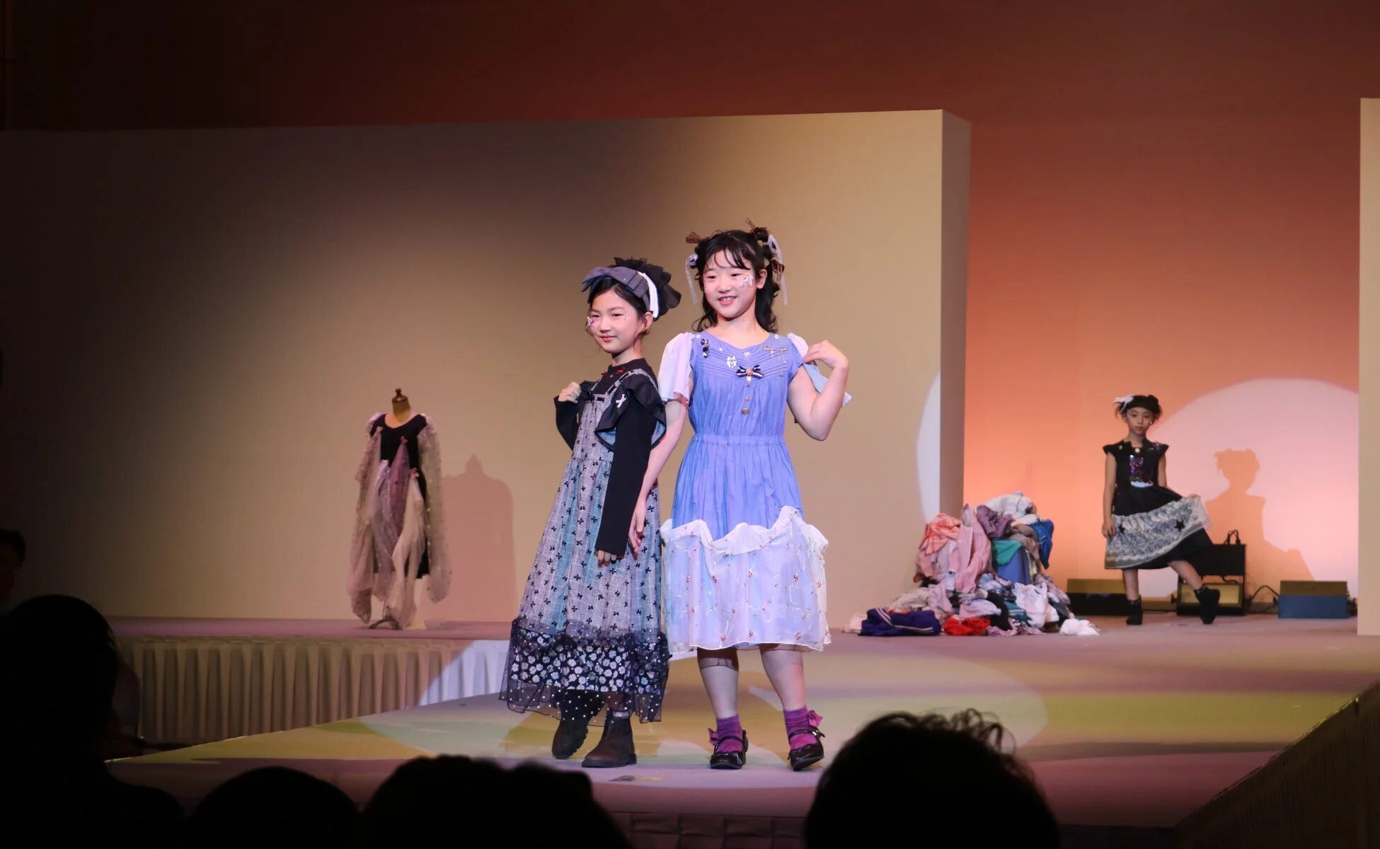 カラフルな衣装を着た2人の少女が笑顔でポーズ