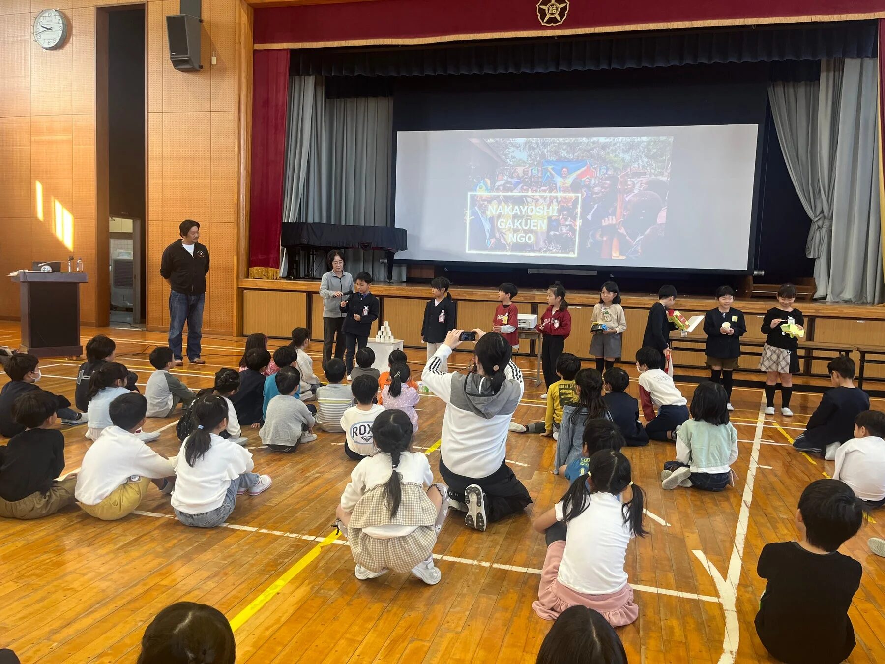 体育館でのなかよし学園NGOの発表会