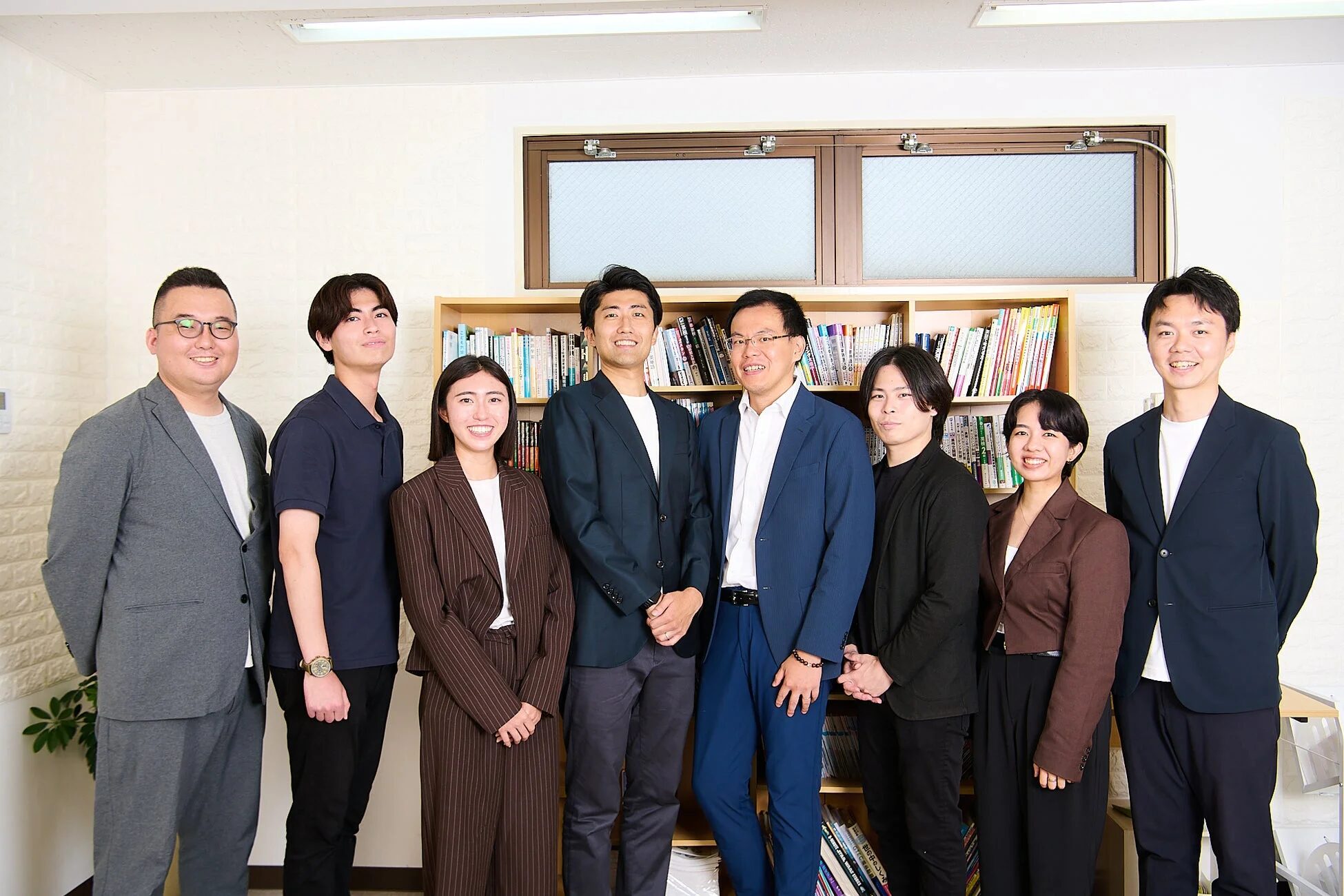 笑顔で並ぶチームメンバーの集合写真