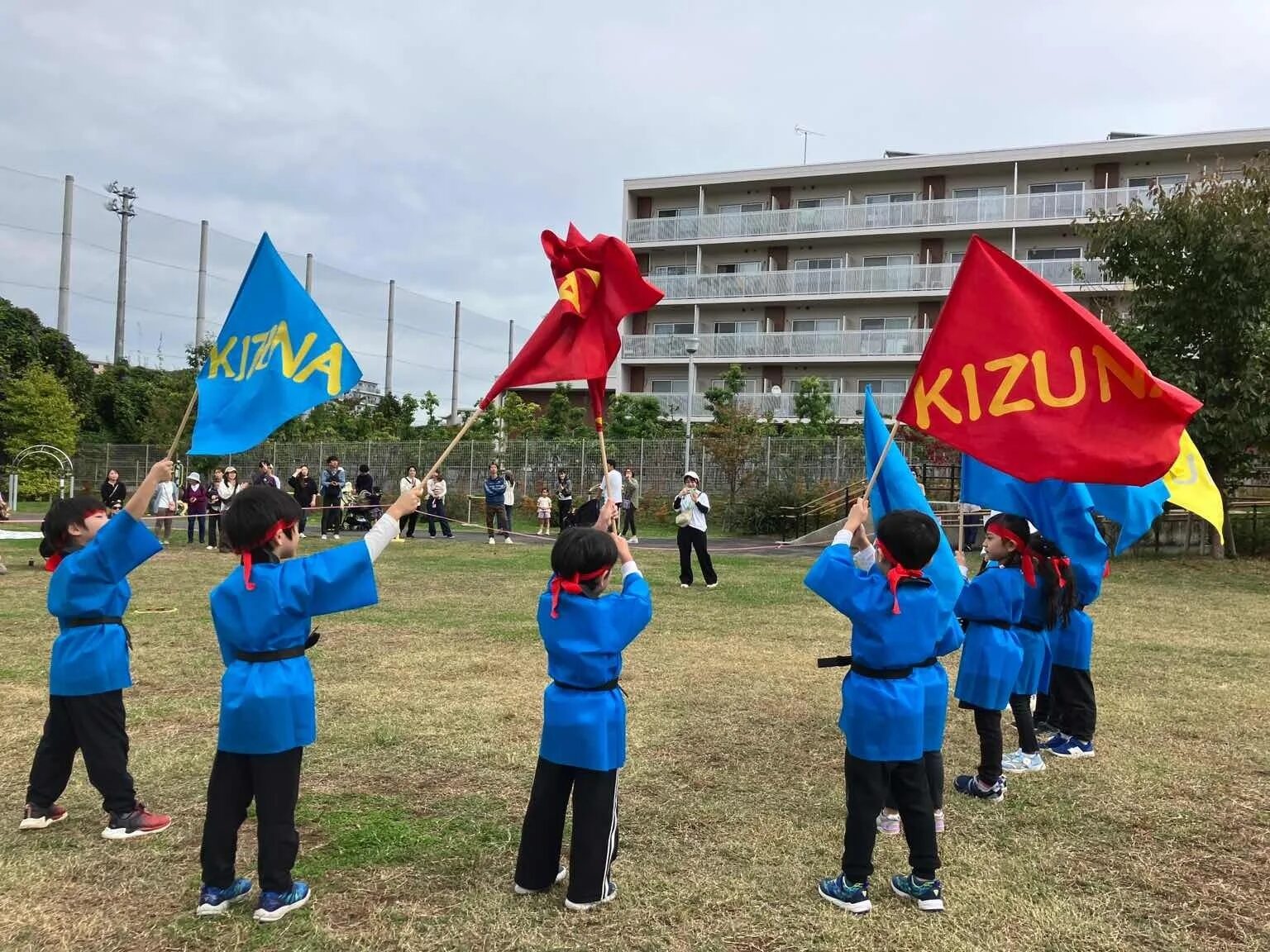 KIZUNAの旗を掲げる子どもたち