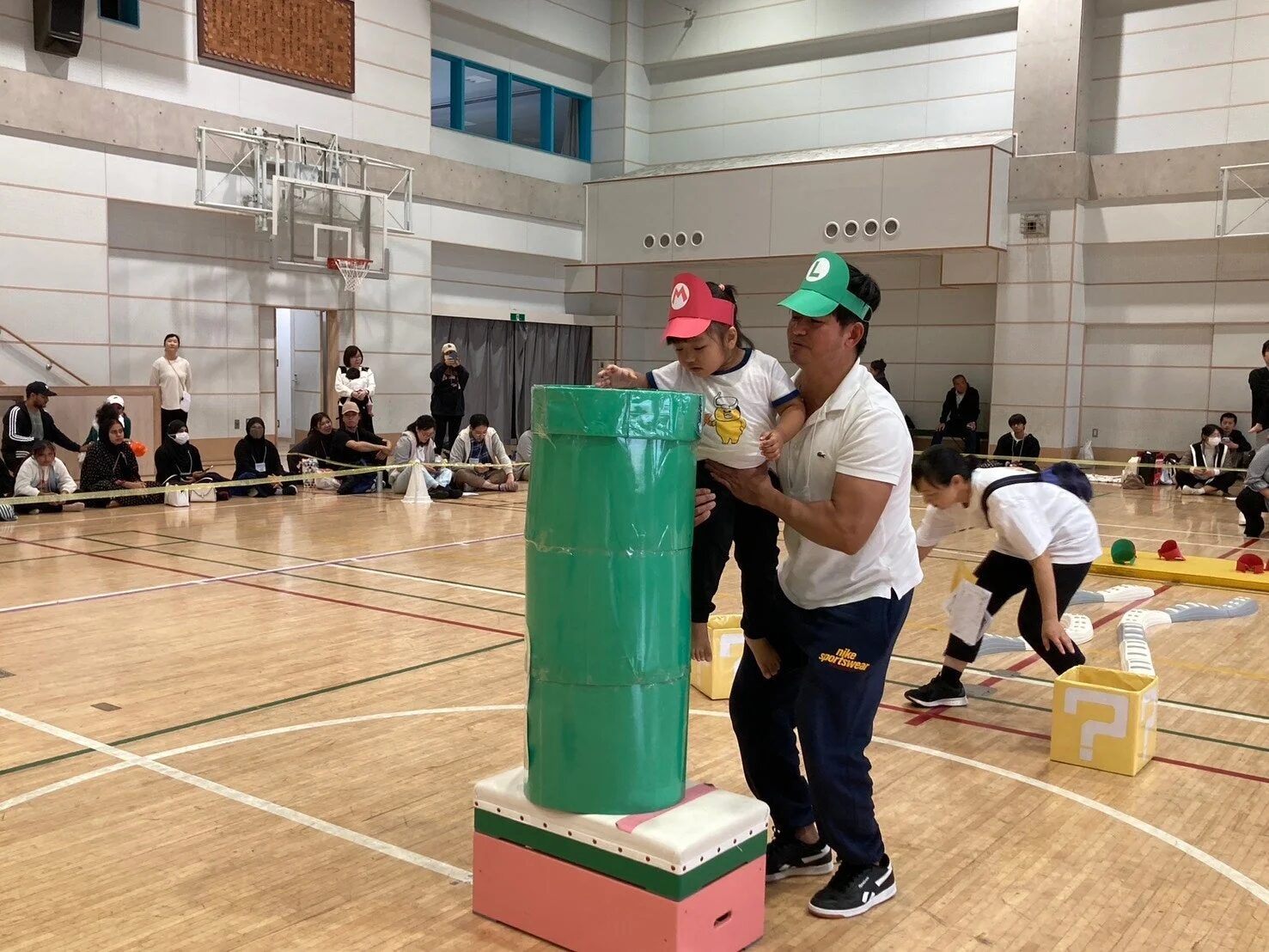マリオとルイージの帽子をかぶった親子が競技に参加