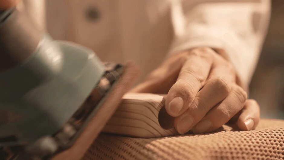 木材を研磨する手元