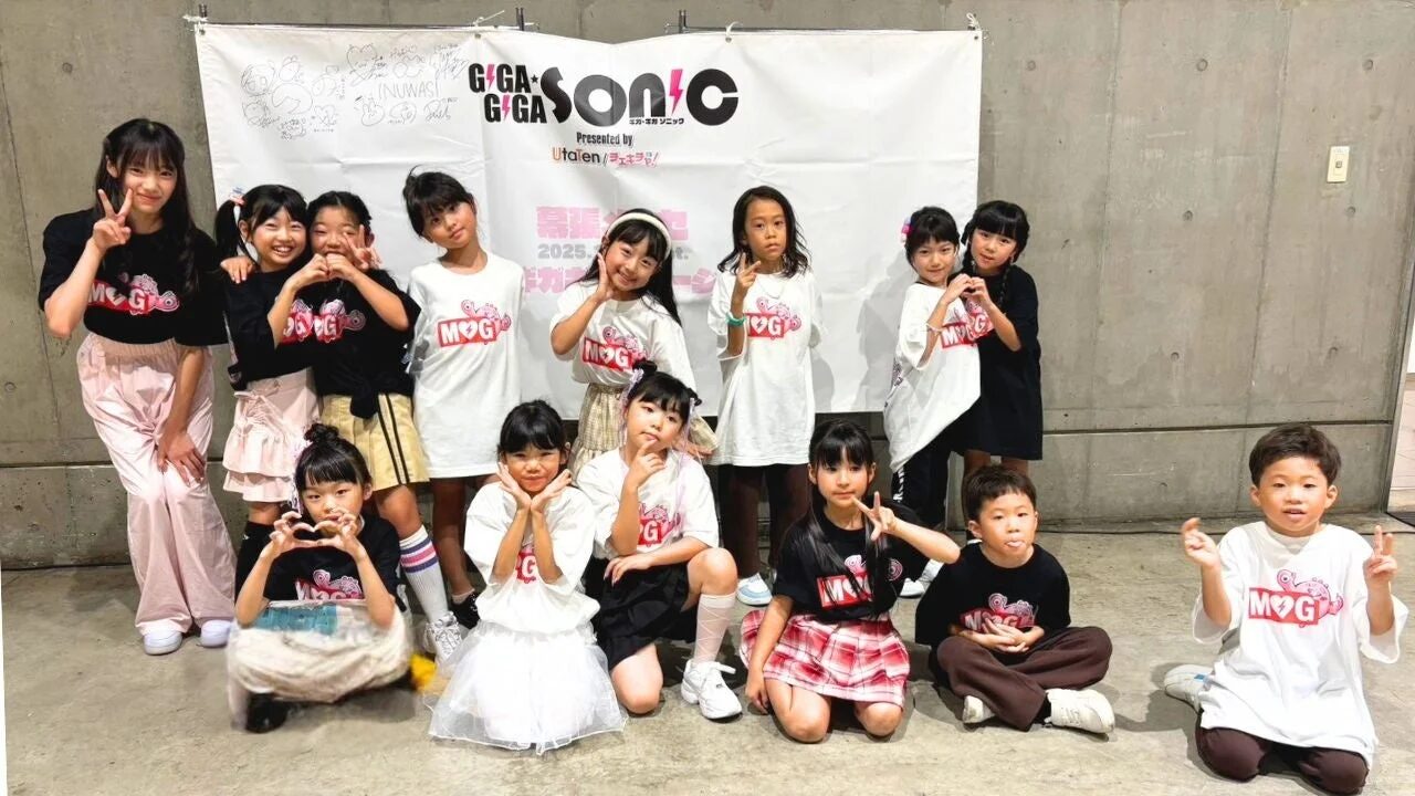 イベント後に集合写真を撮る子供たち