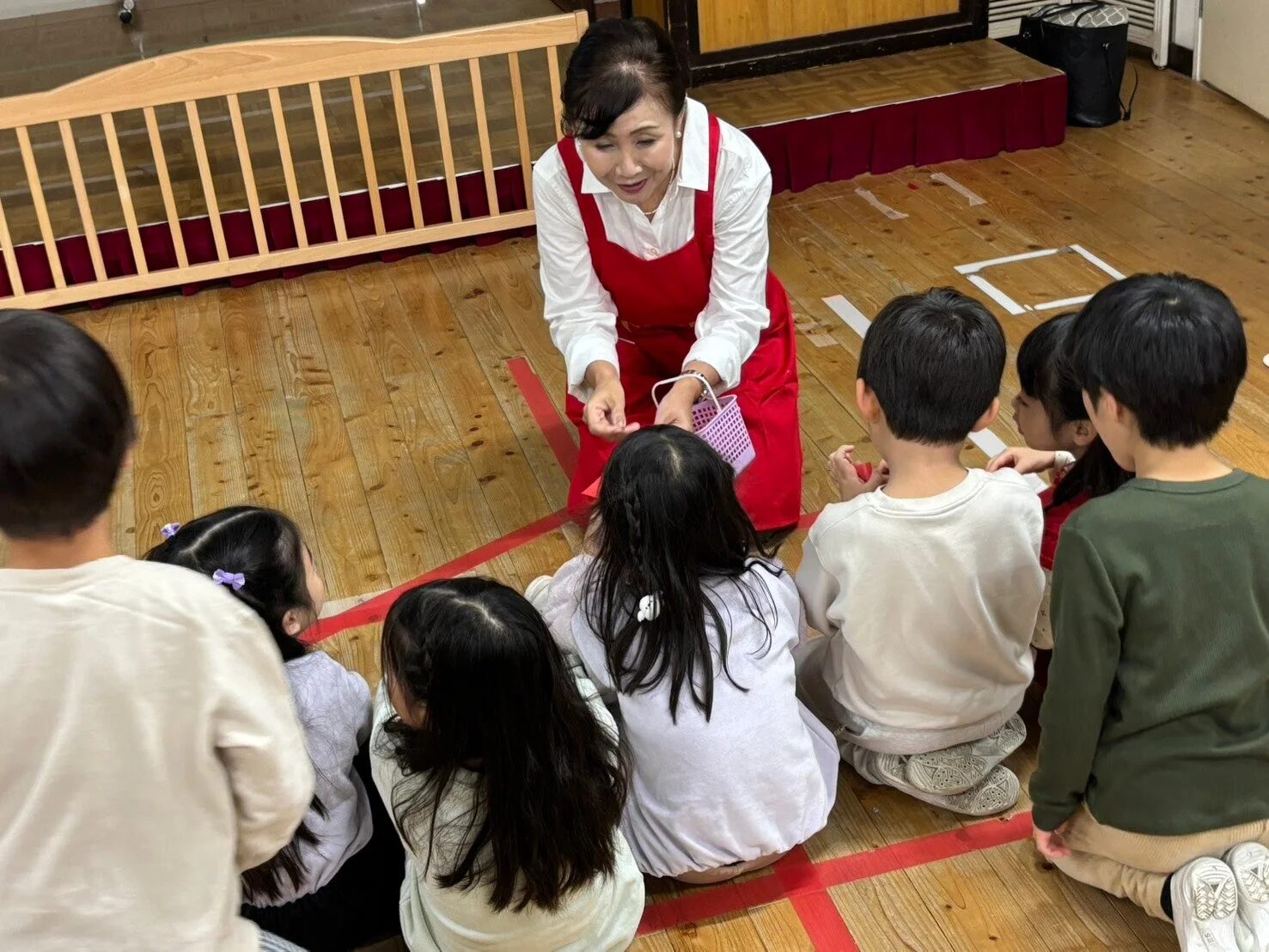 ありがとうのきゅうりょう袋を渡す大人と子供