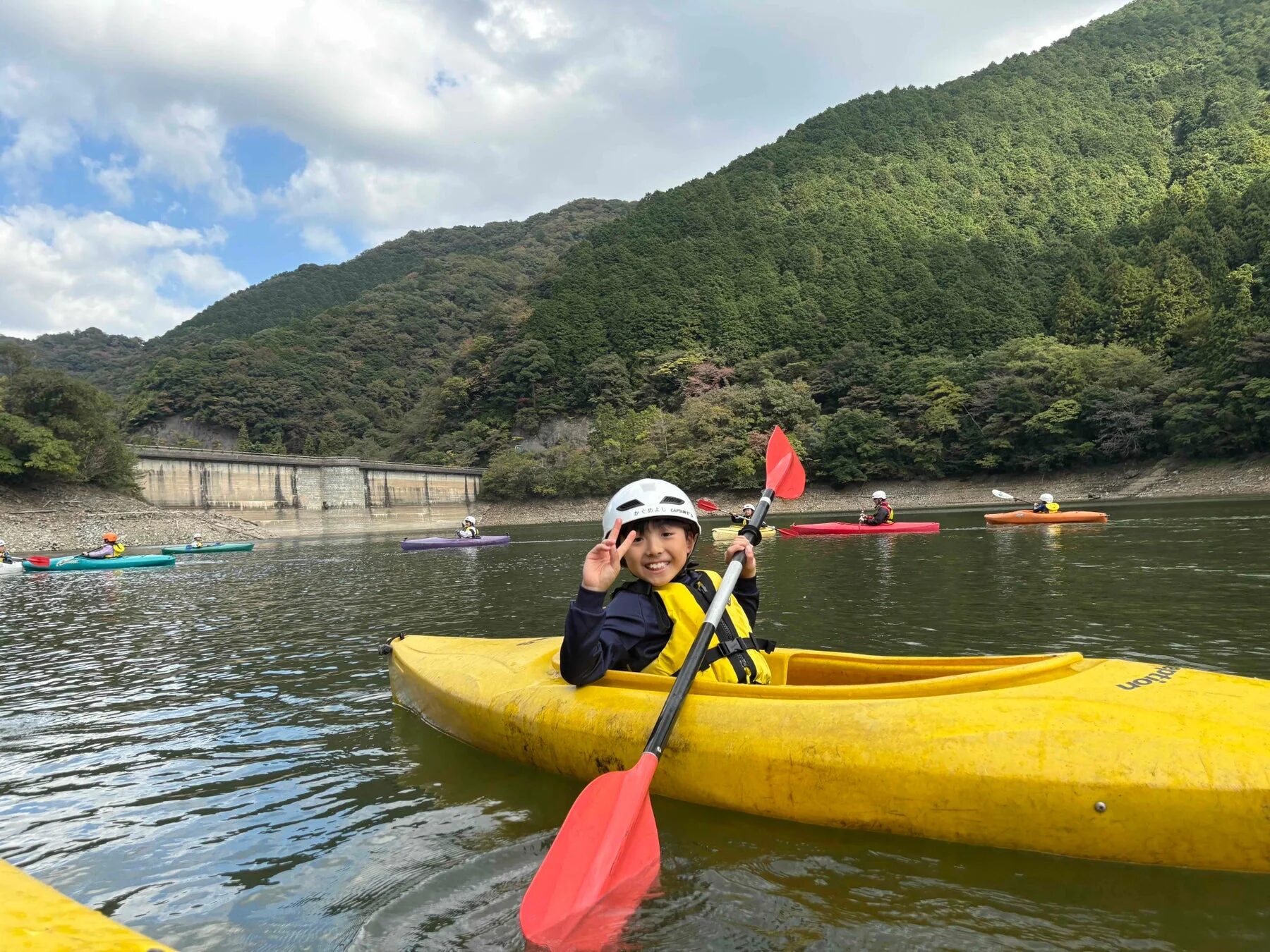 湖でカヤックを楽しむ子供