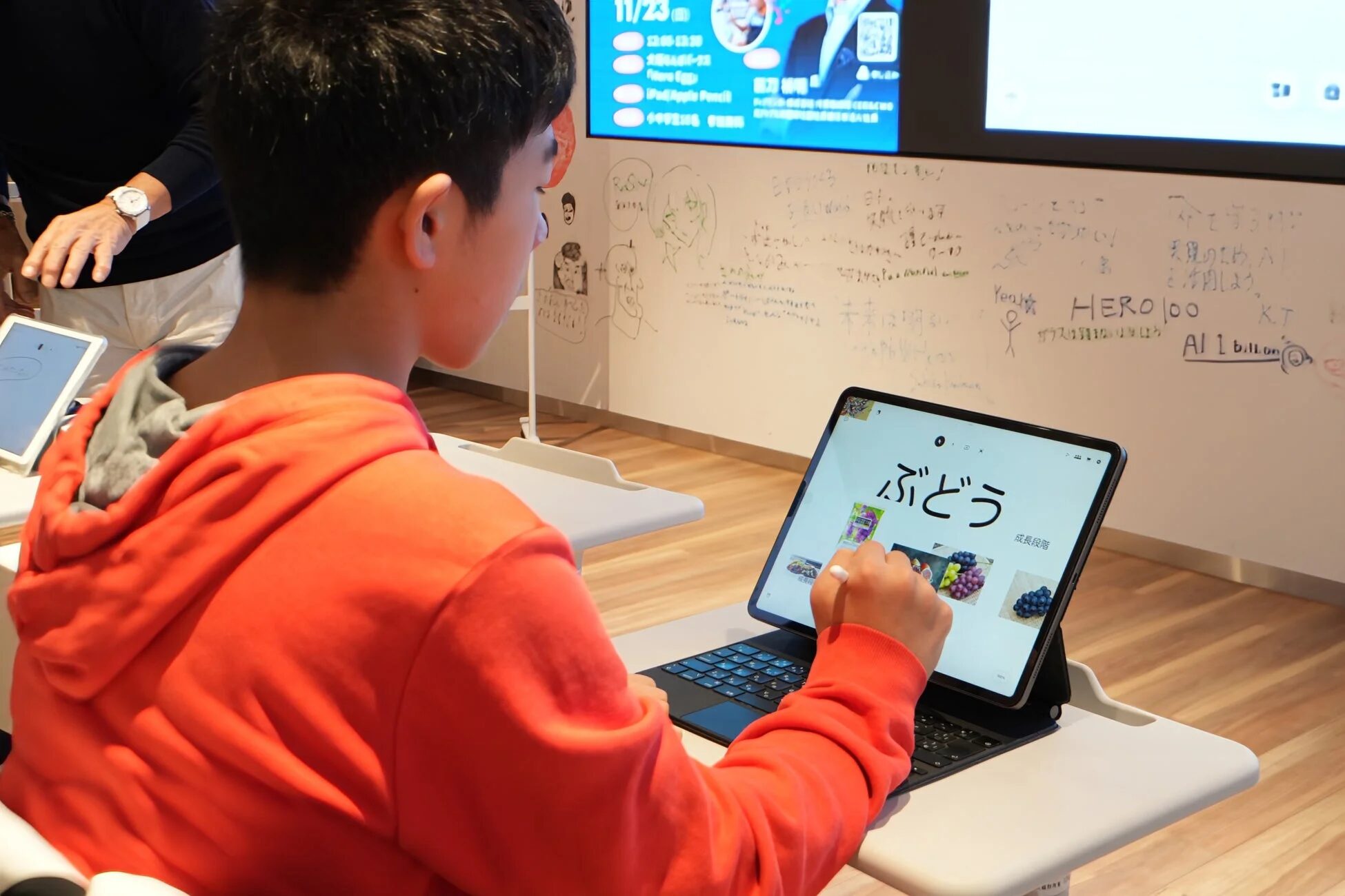 タブレットで学習するこども