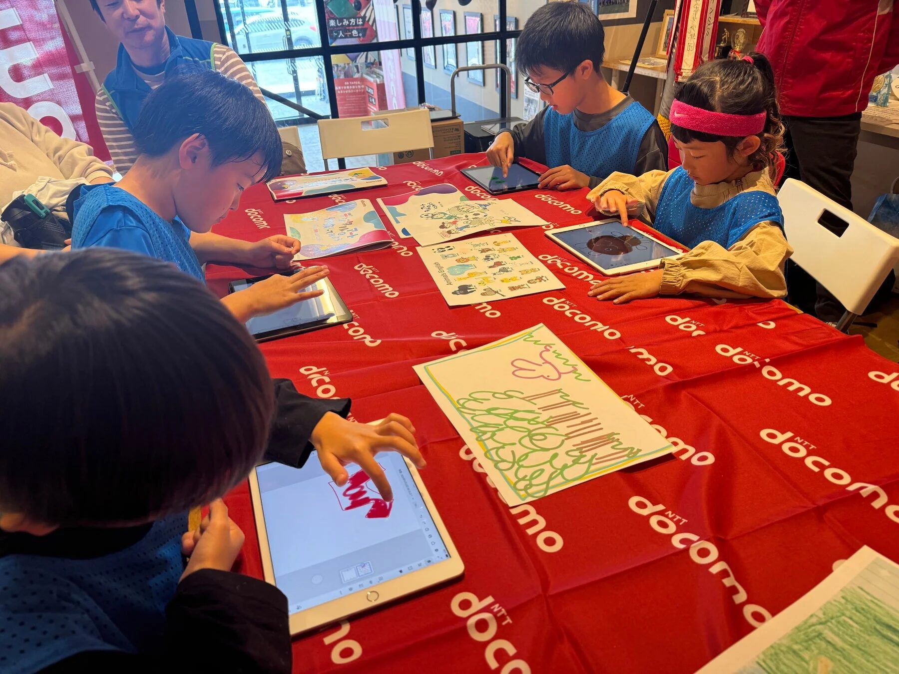 タブレットでデジタルアートを楽しむ子供たち