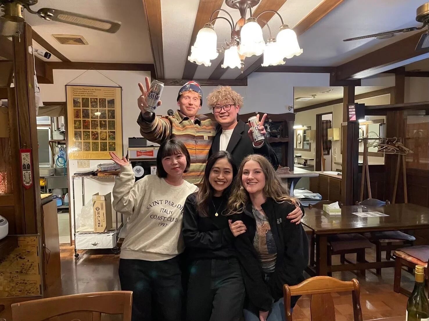 室内で食事を楽しむグループ