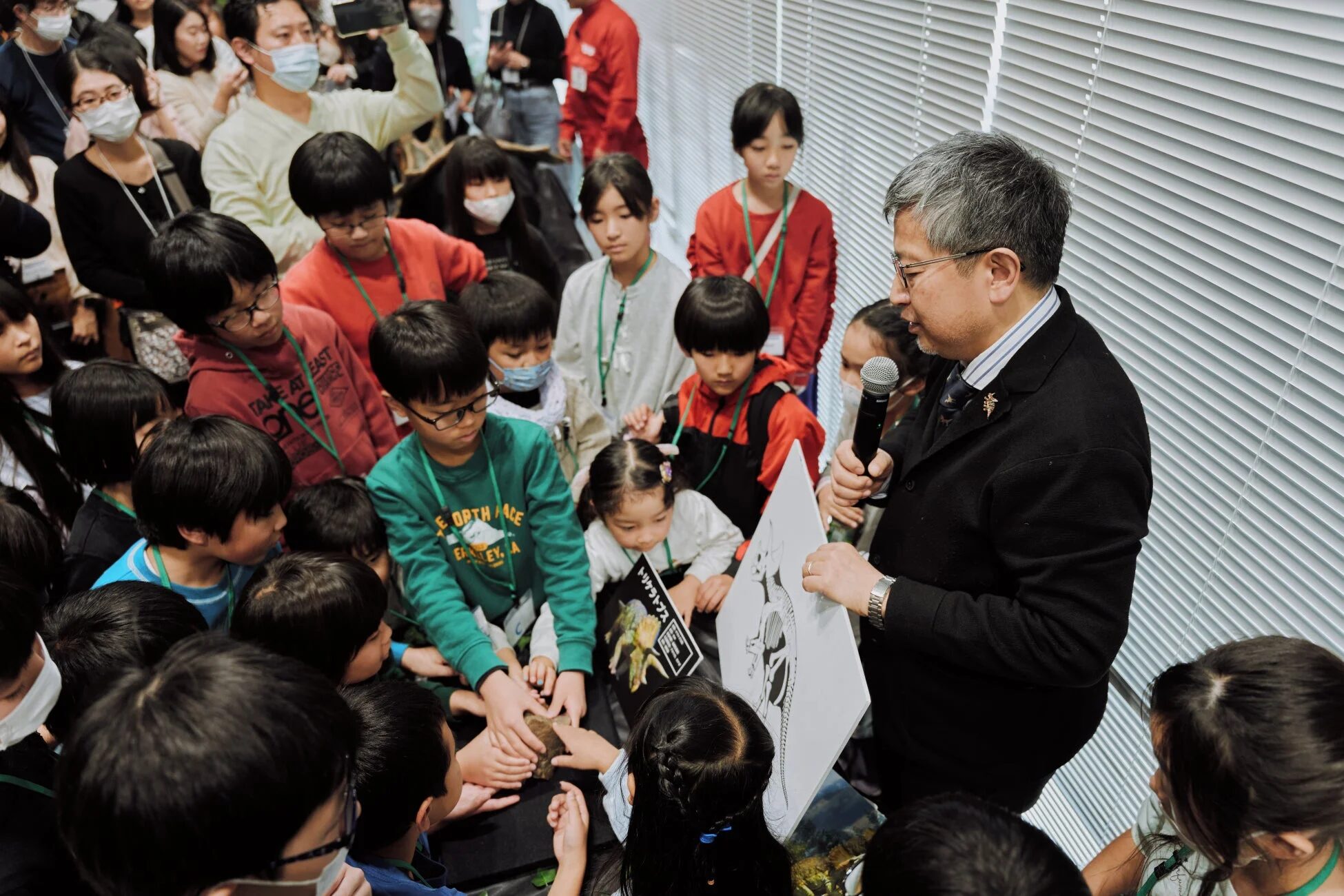 トリケラトプスについて解説する真鍋先生