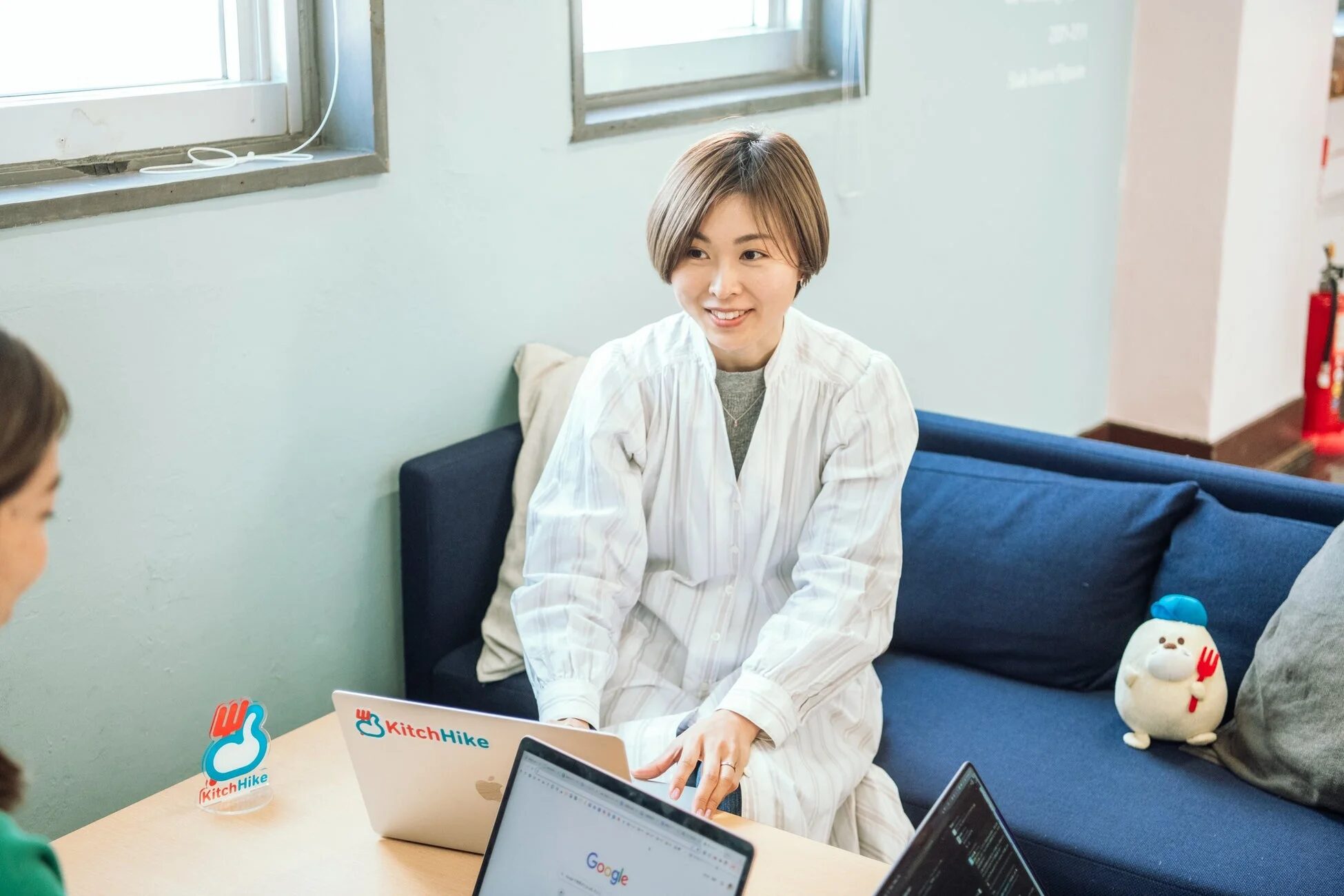 パソコン作業をする川上真生子氏