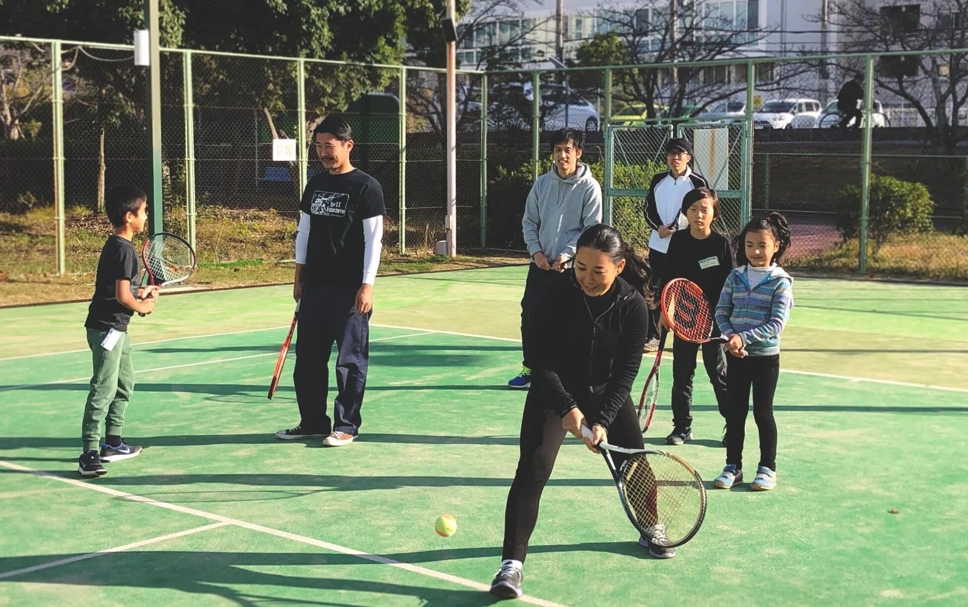 屋外でのテニス練習風景
