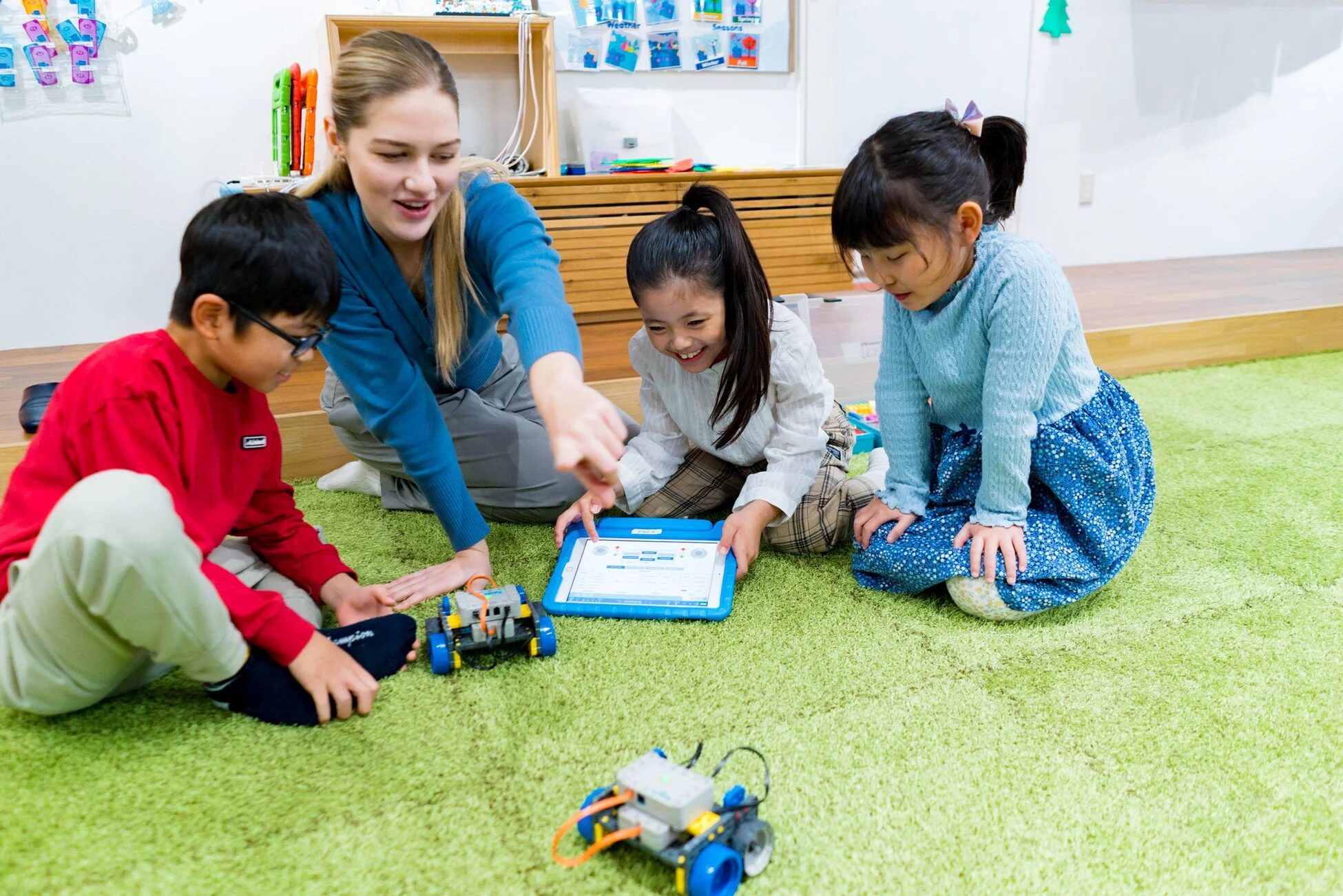 ロボットプログラミングを学習する先生と子供たち