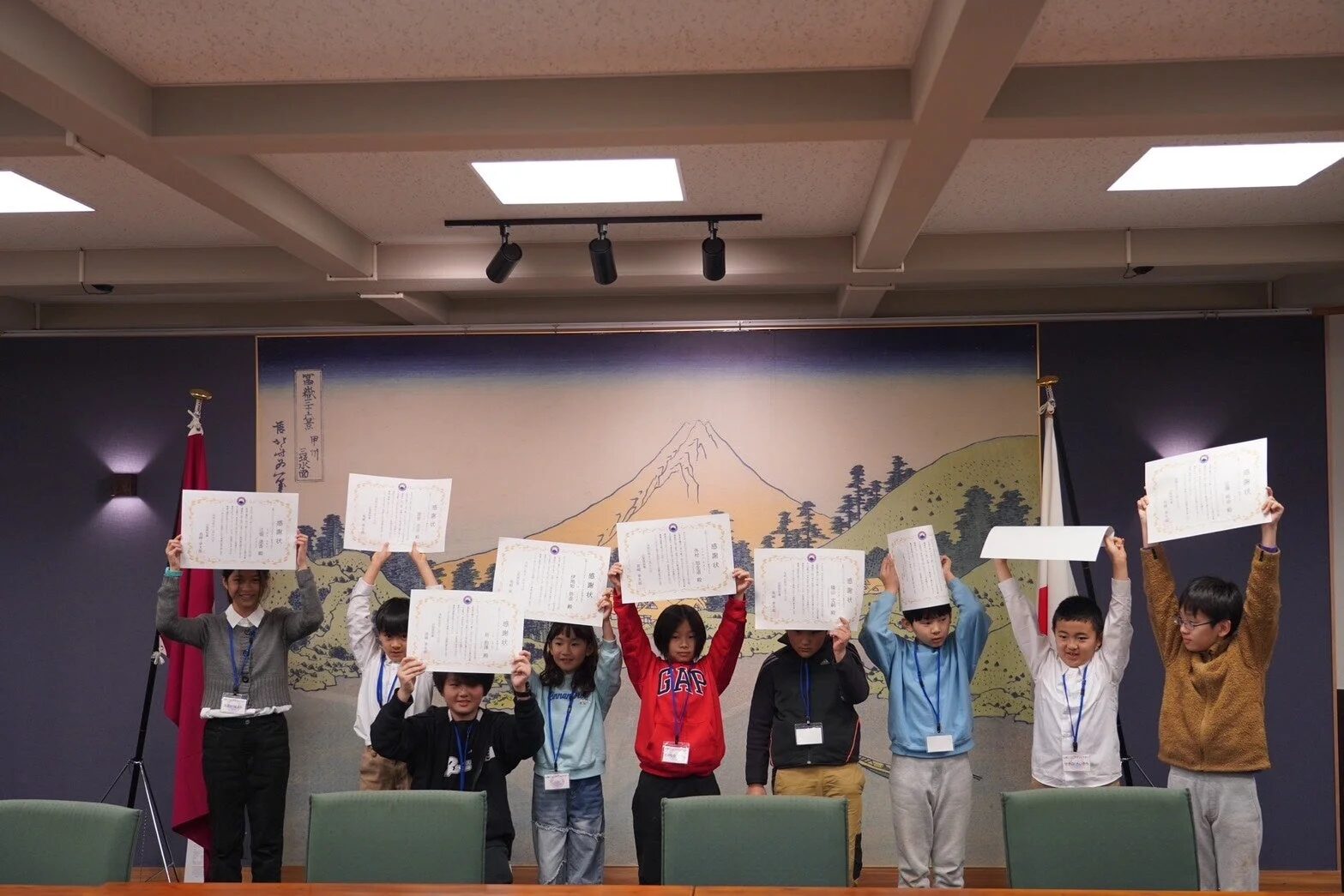 感謝状を受け取る子どもたちと長崎知事