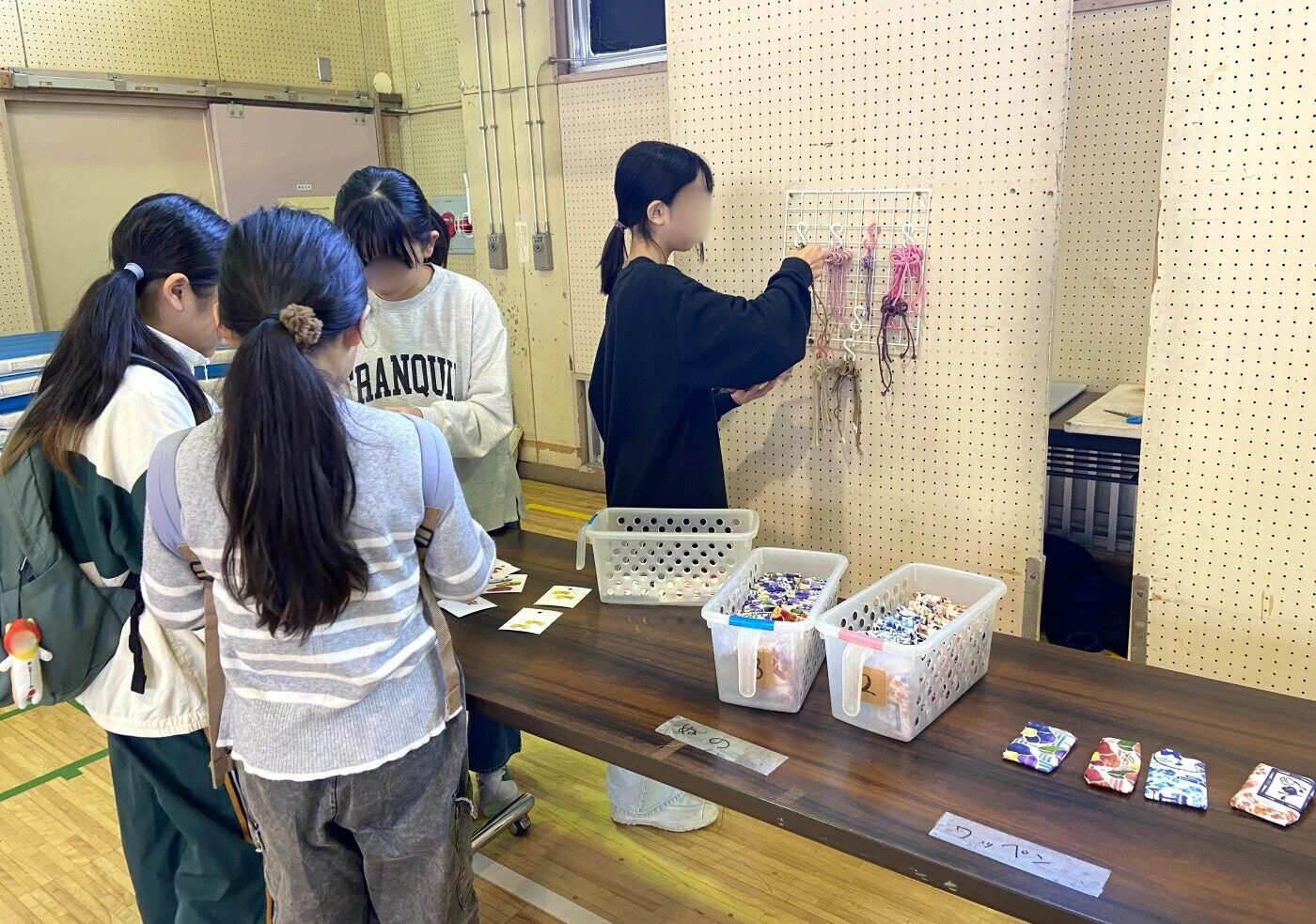 ワークショップで準備する子どもたち