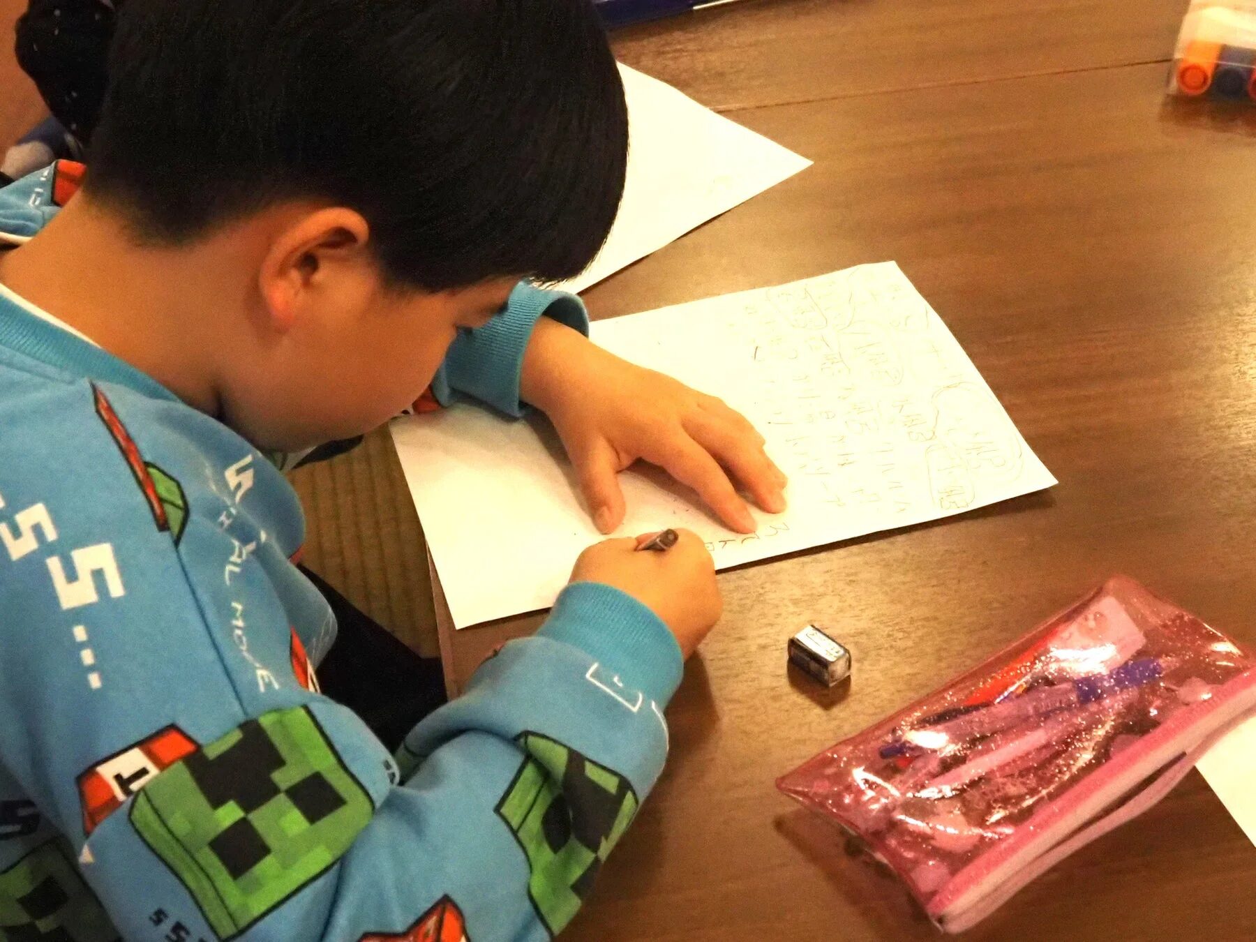 熱心にメモを取る子ども