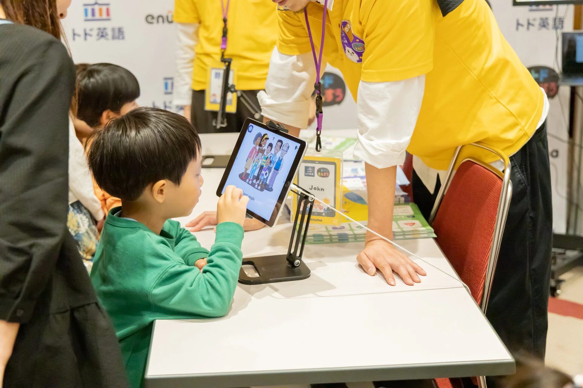 タブレットで学習する子どもたち