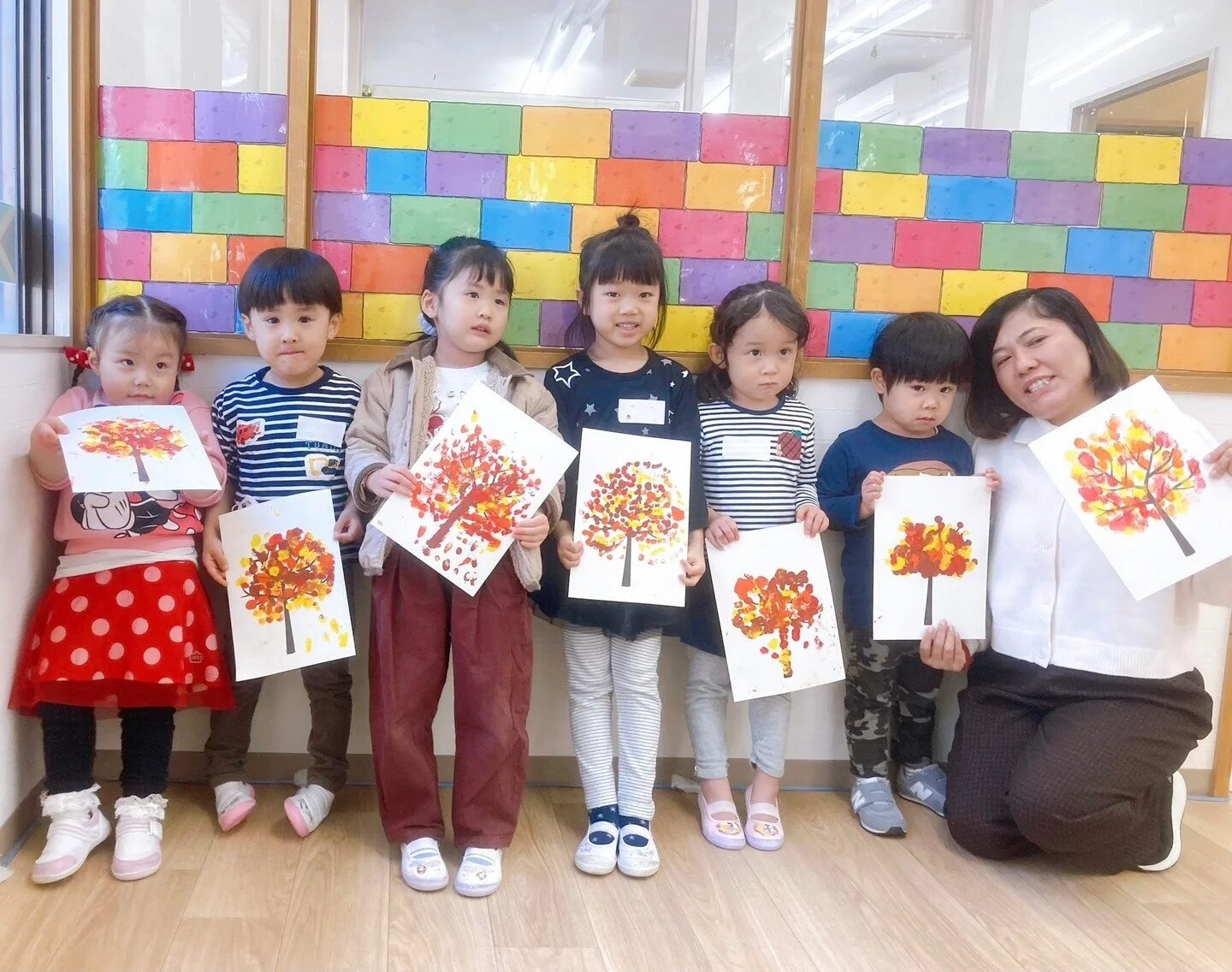 子供たちが作品を持って笑顔