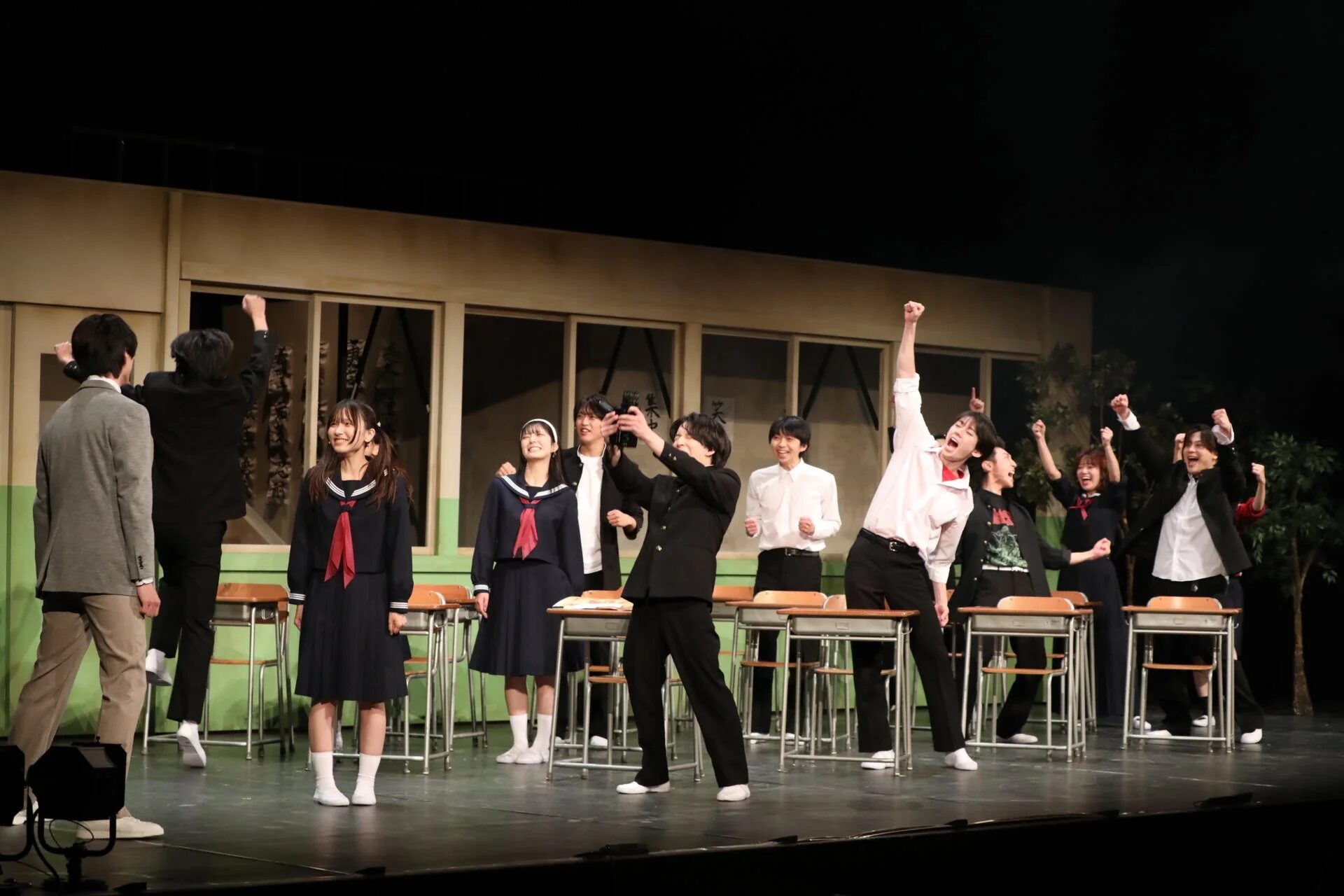 喜びを表す生徒たち