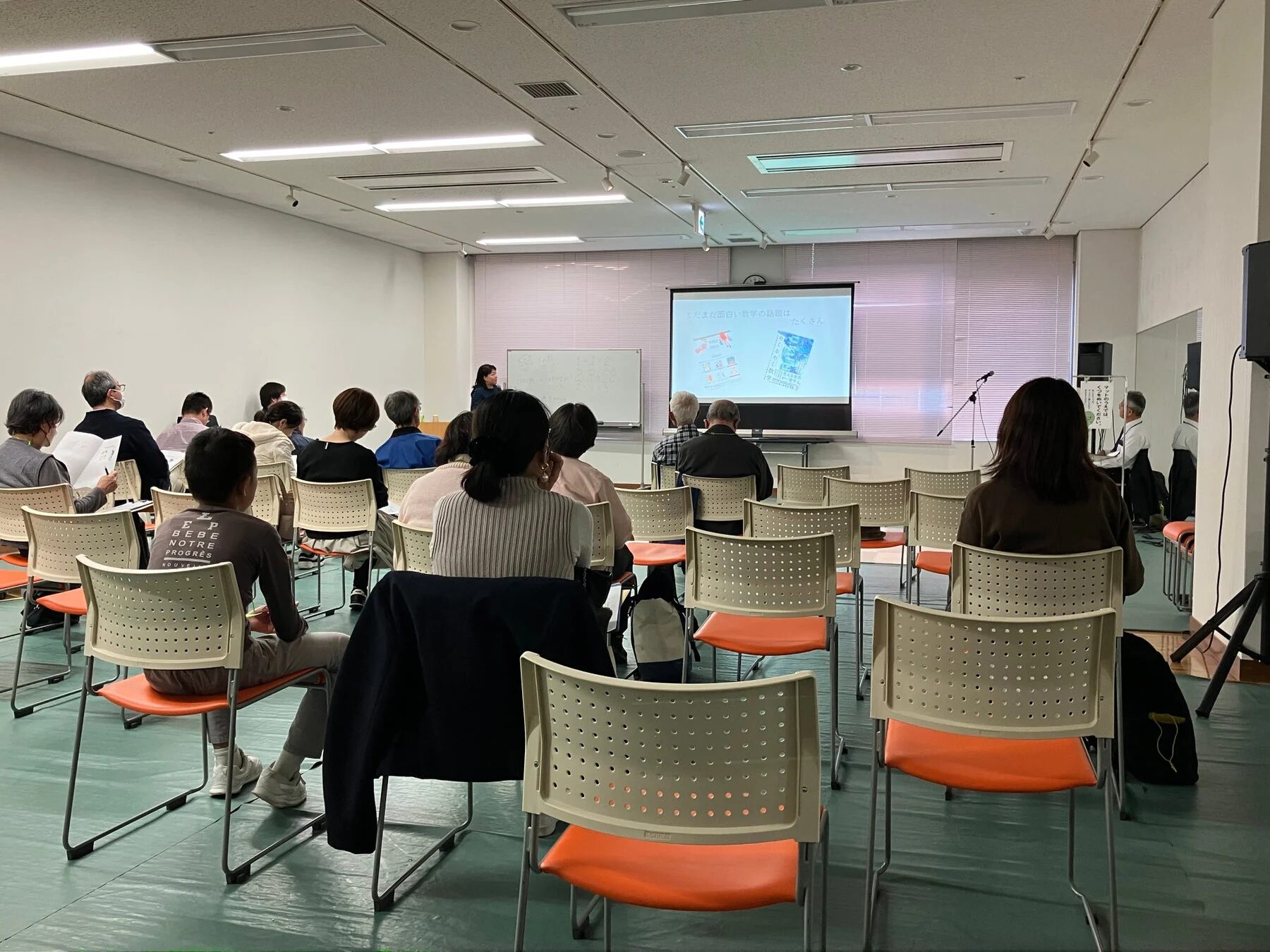 熱心に聞き入る参加者