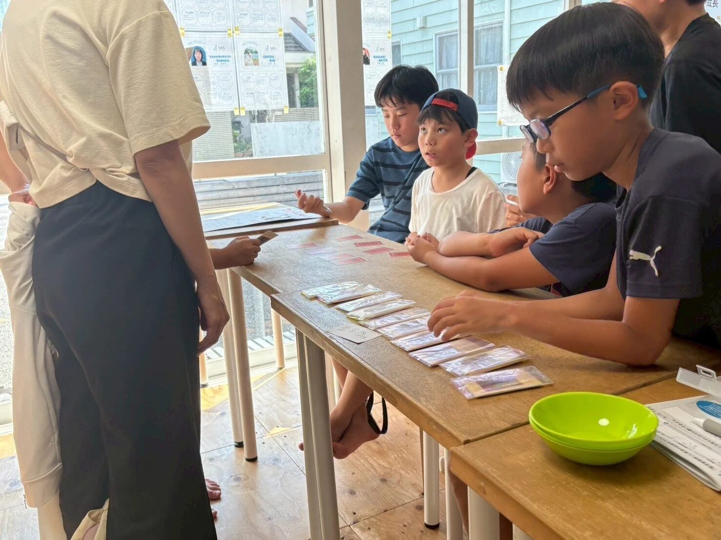 子供たちがカードゲームや学習活動