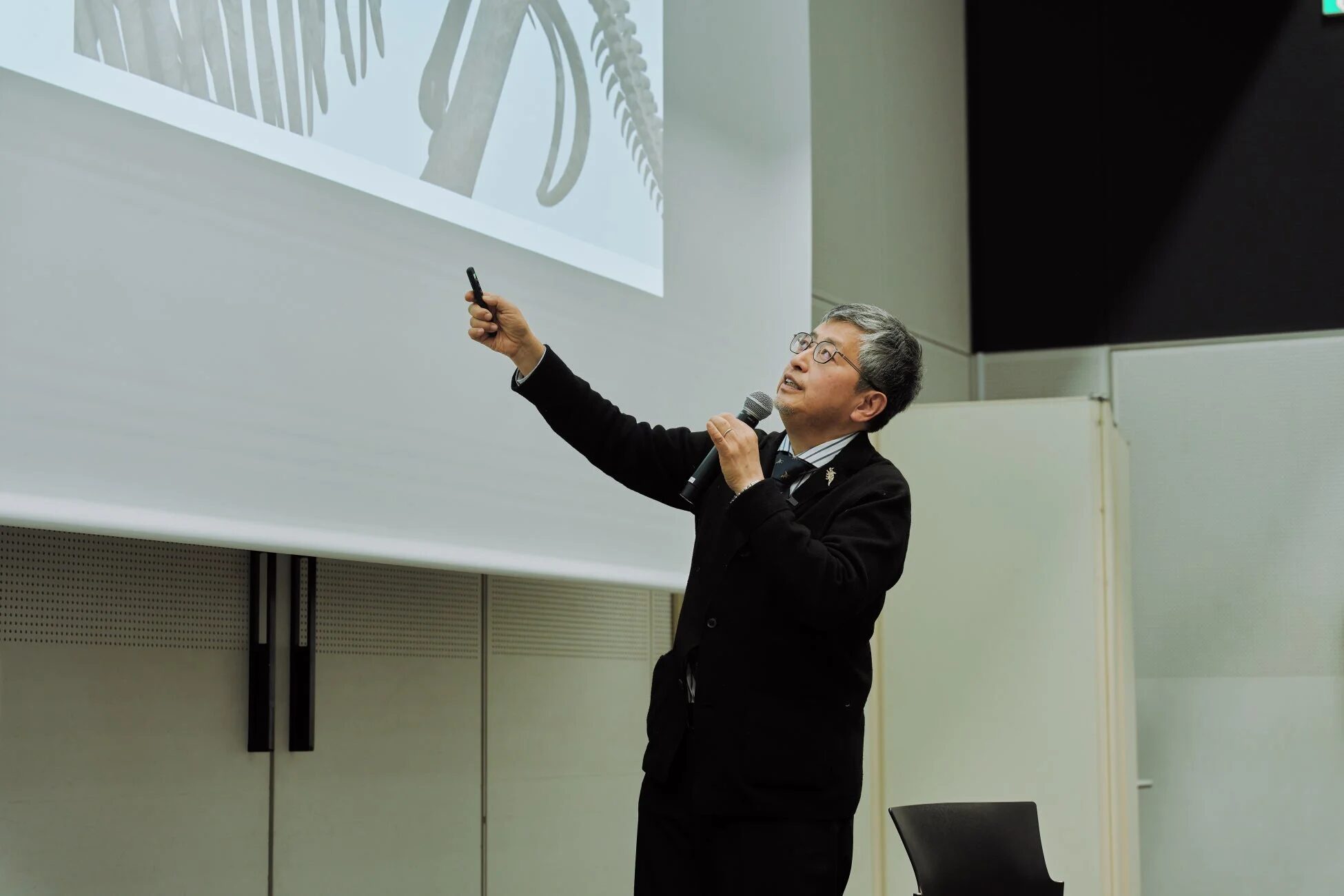 講演を行う真鍋先生