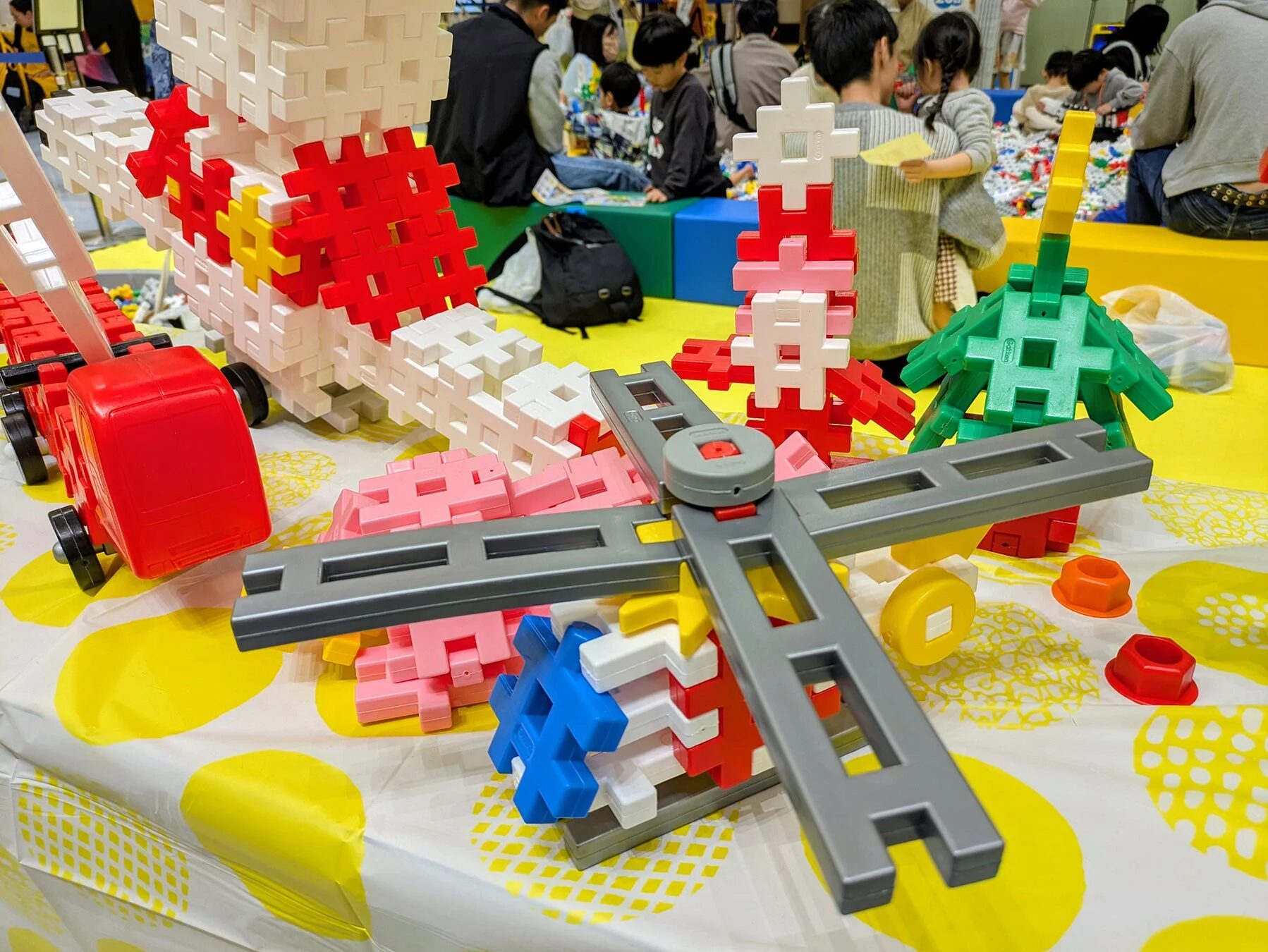 カラフルなブロックが並べられ、子供たちが遊ぶ様子