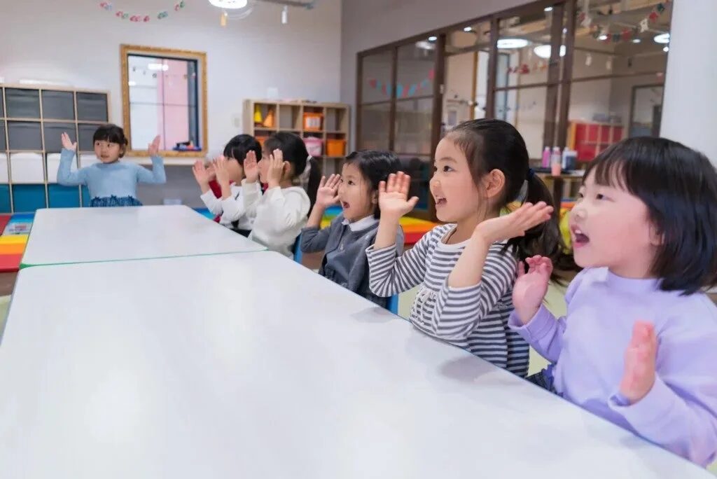 教室で手を挙げる子供たち