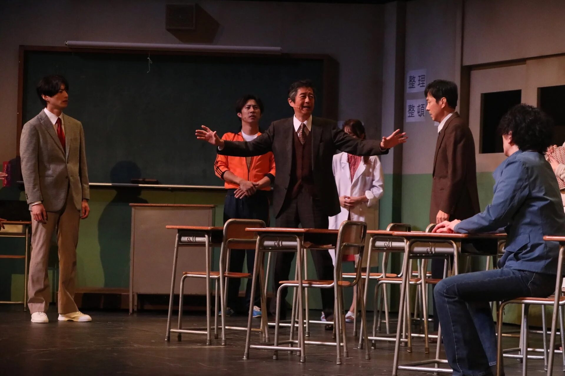 生徒たちに語りかける教師役の小南光司さん