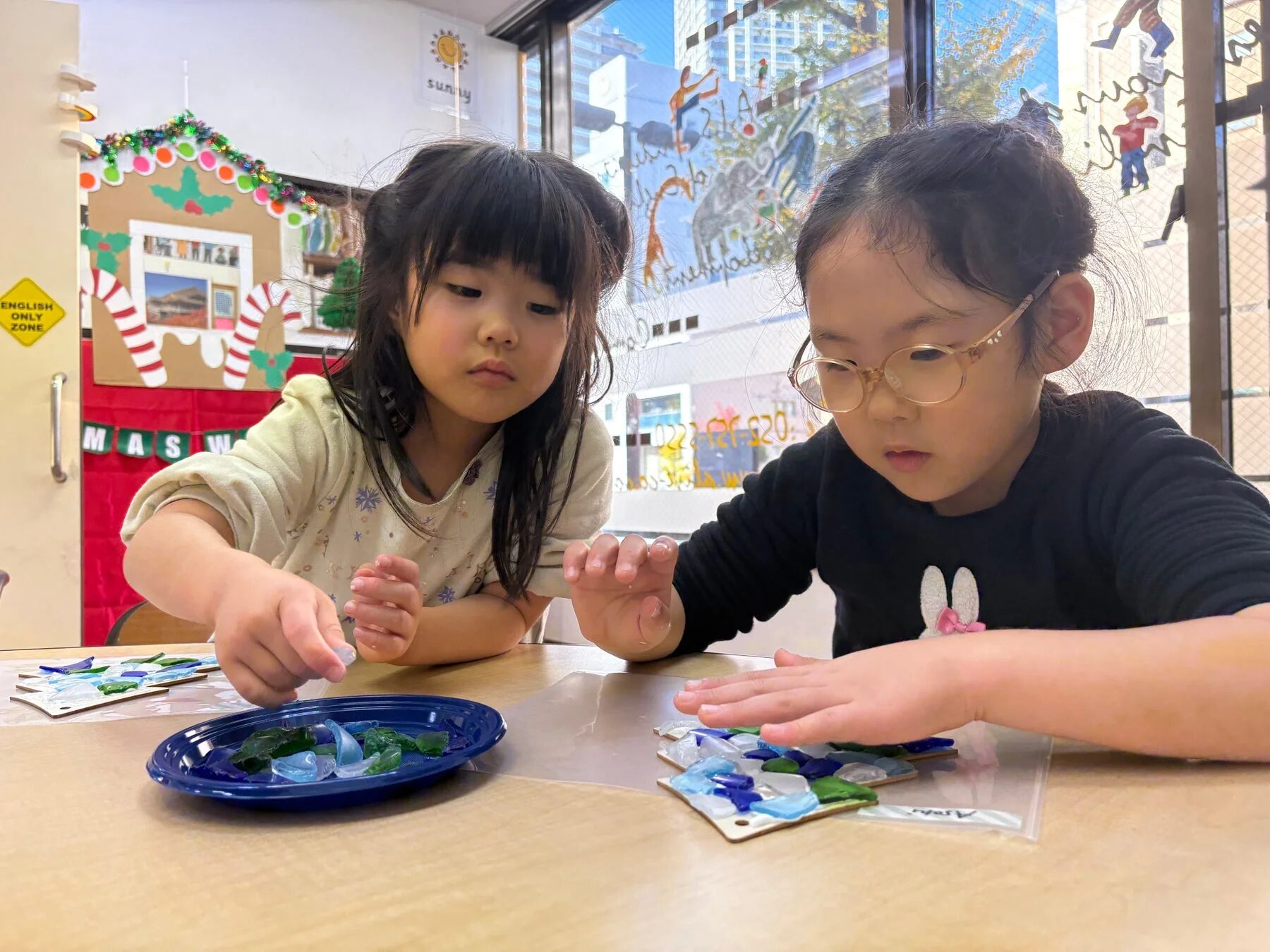 クラフト制作に熱中する女の子たち