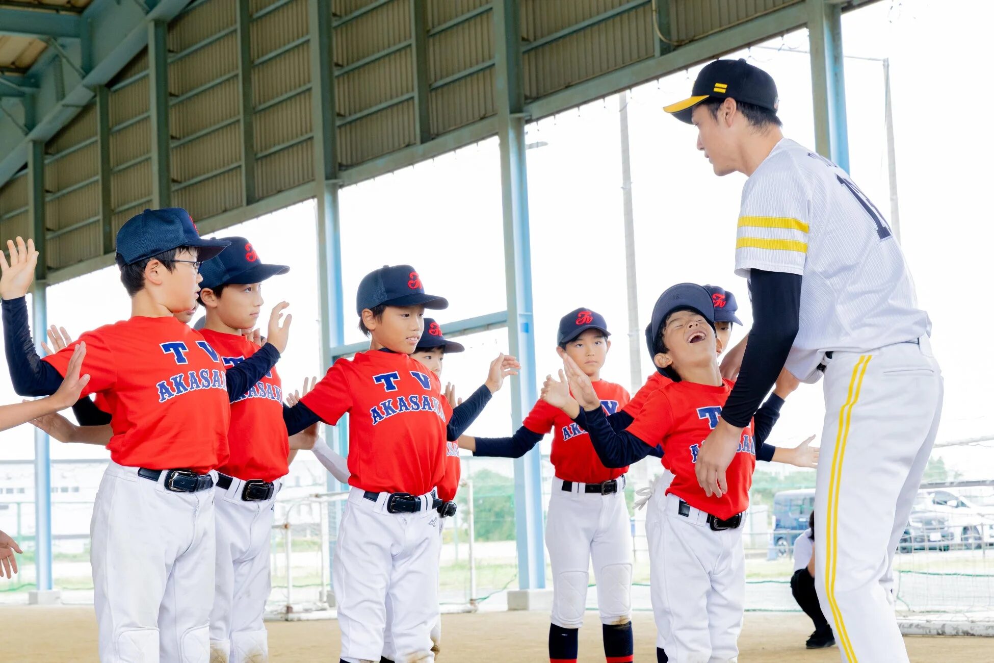 子供たちを指導するコーチ