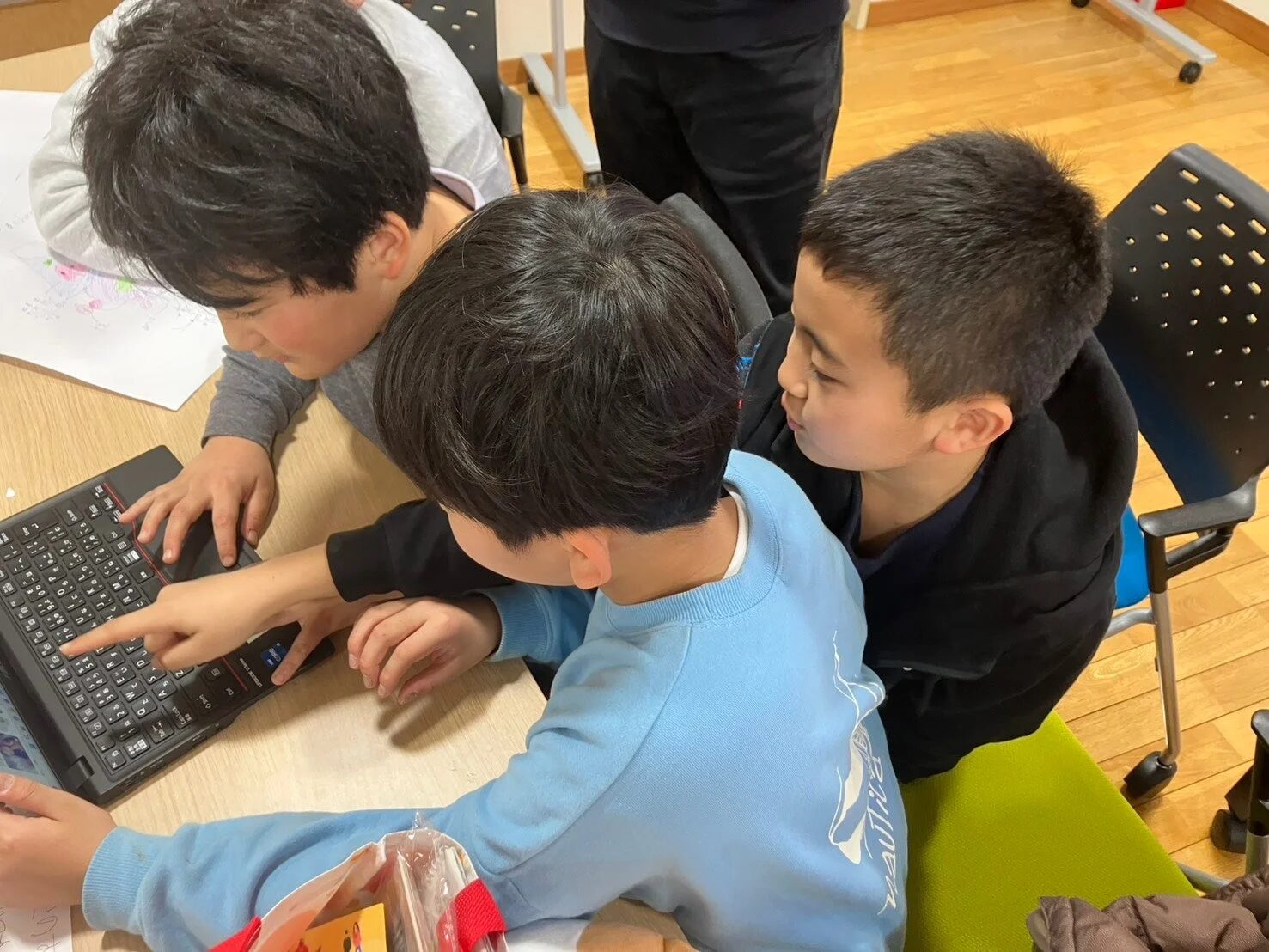 パソコンを使って学習する子どもたち