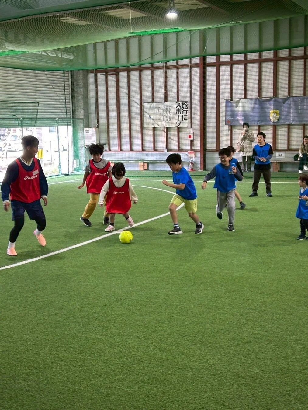 ボールを追いかける子供たち