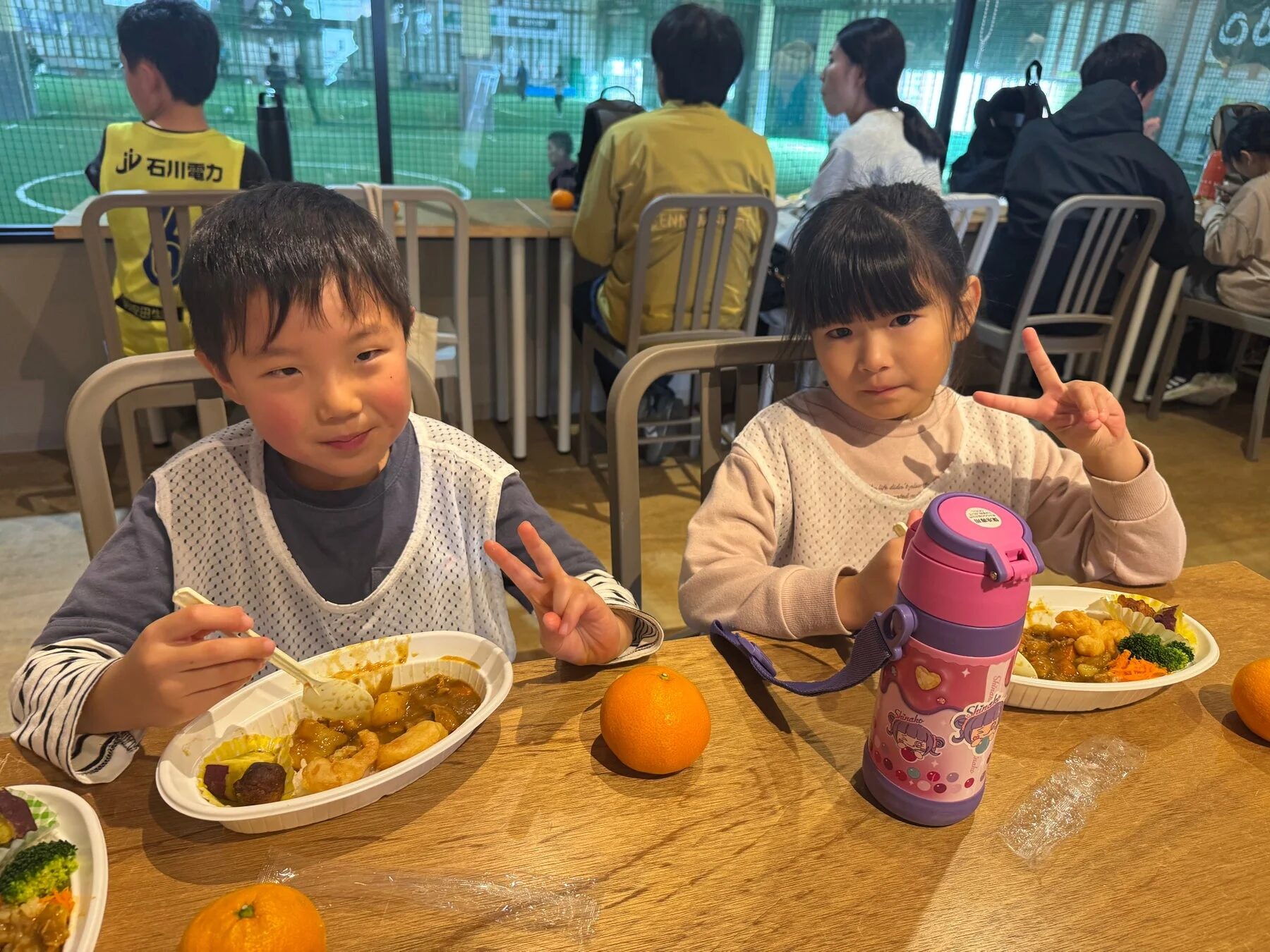 食事を楽しむ子供たち