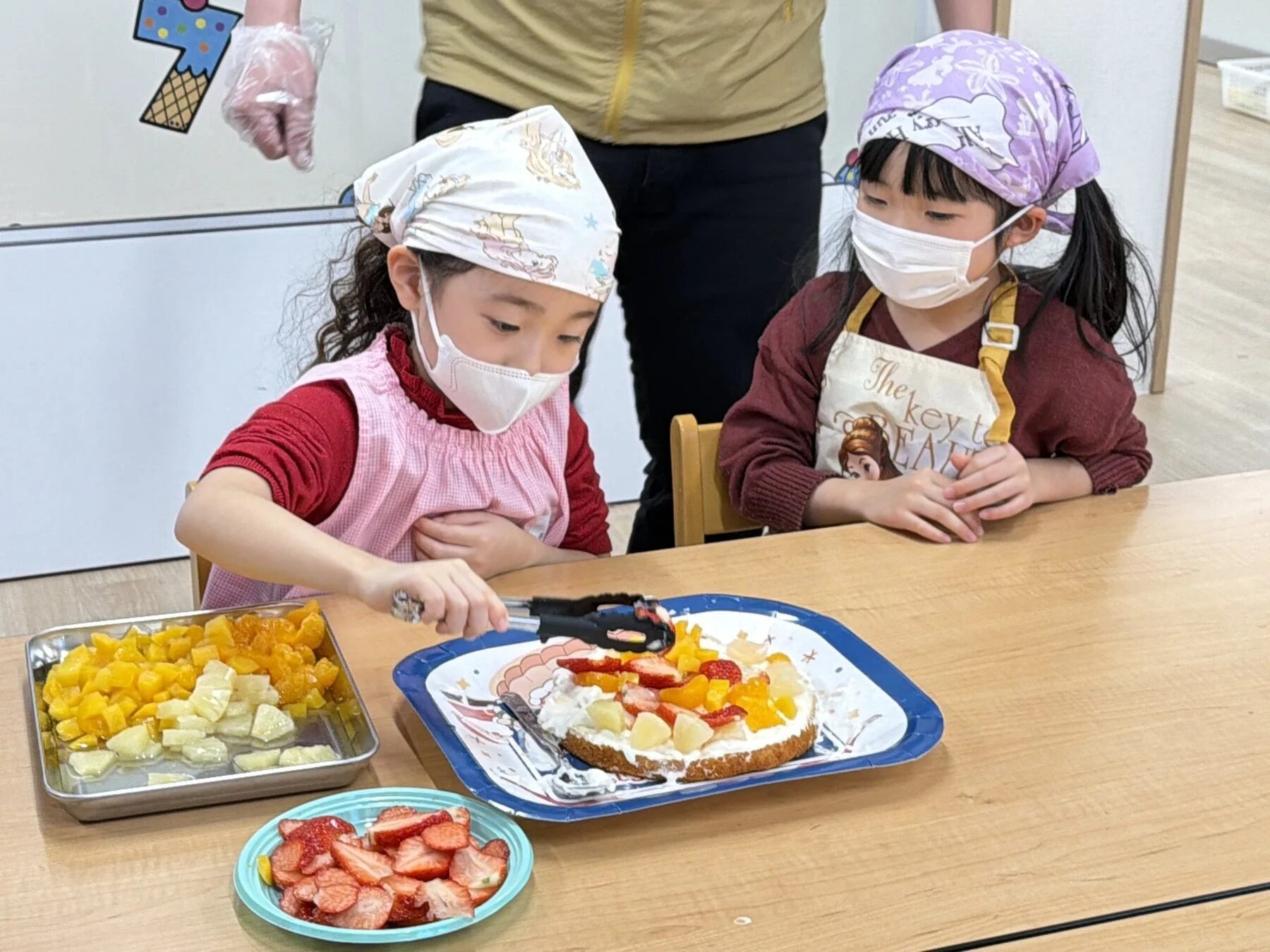 子供たちがケーキをデコレーションする様子
